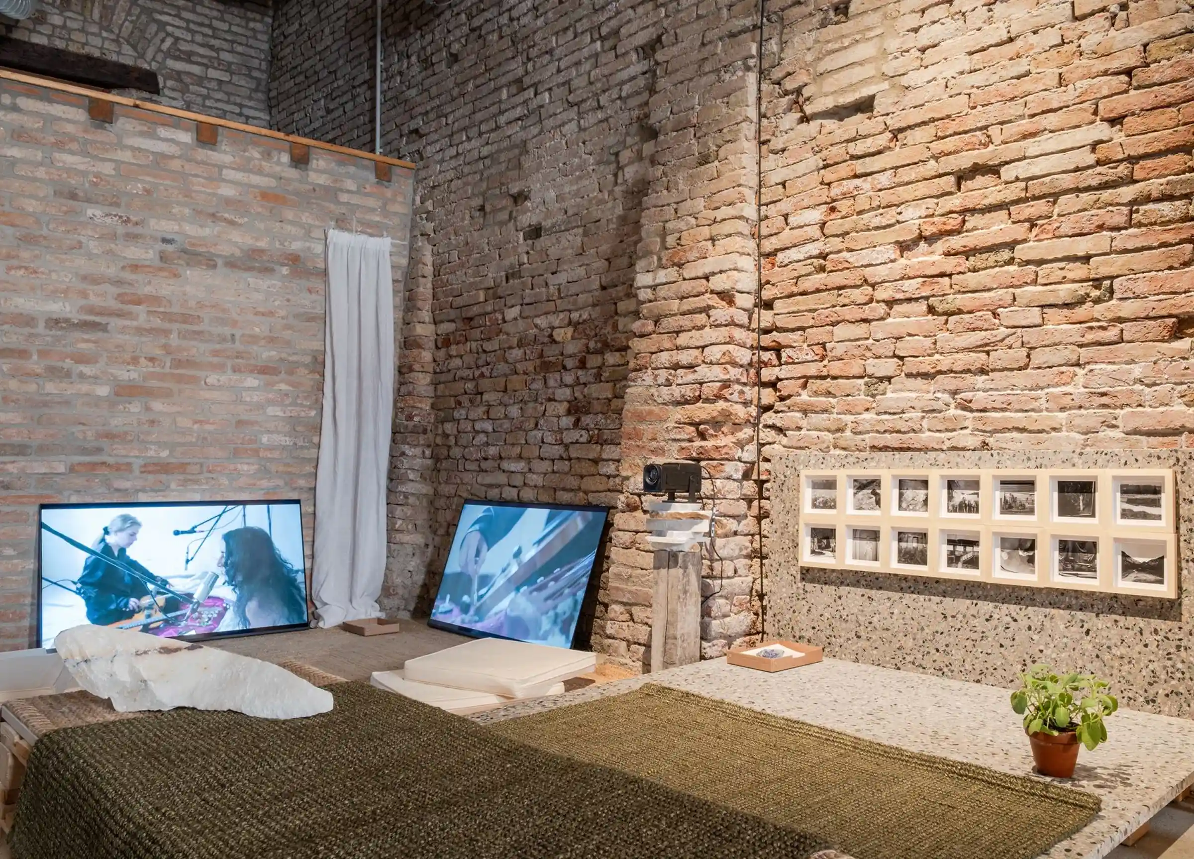 Installazione artistica in pietra naturale e manufatti Agglotech alla Biennale del Design di Venezia 2025, presentata da Aea Cultural Initiative con il supporto di Trapattoni Marmi