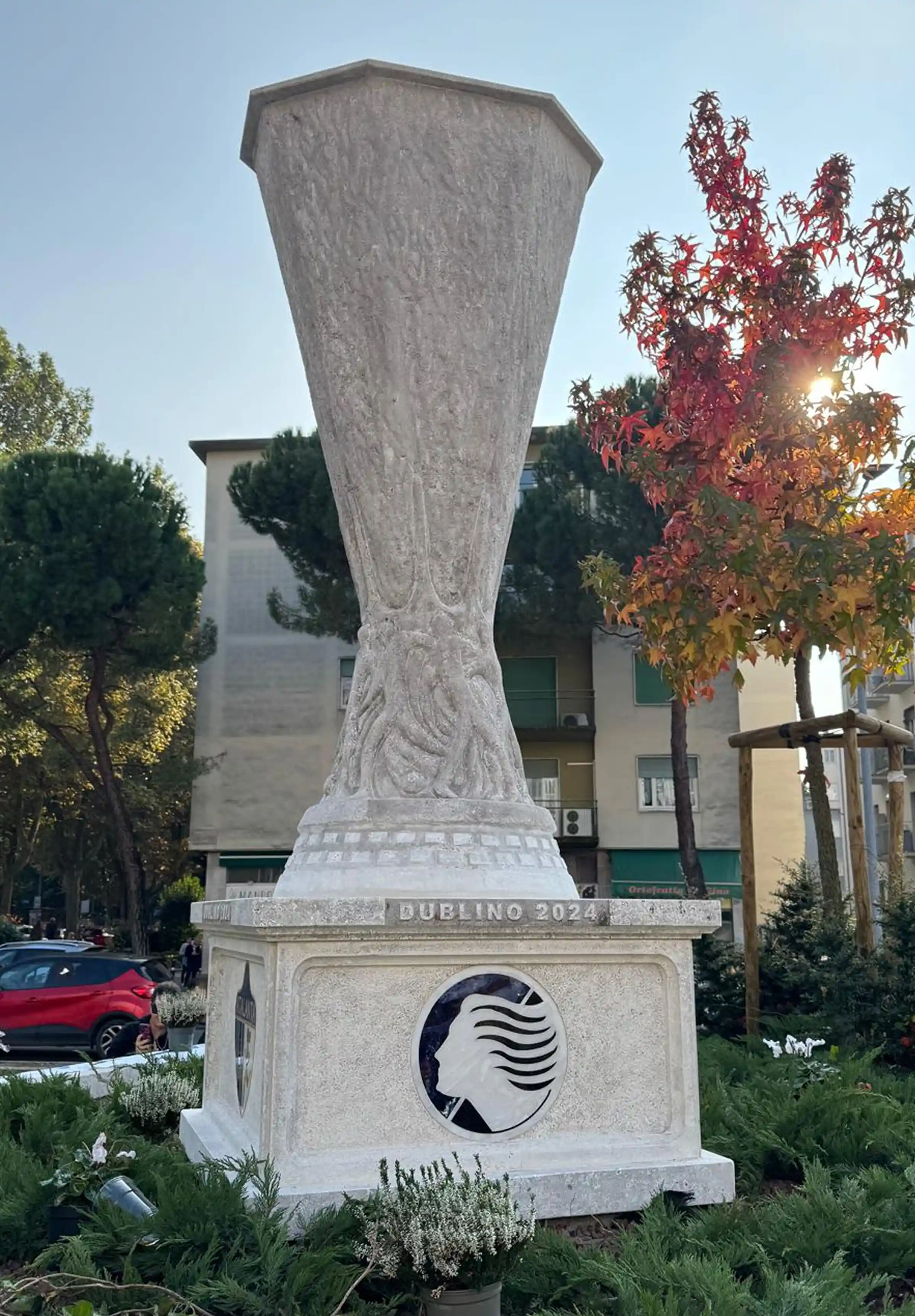 Scultura in Pietra di Vicenza raffigurante la Coppa UEFA Europa League 2024 realizzata da Trapattoni Marmi per celebrare l'Atalanta a Bergamo