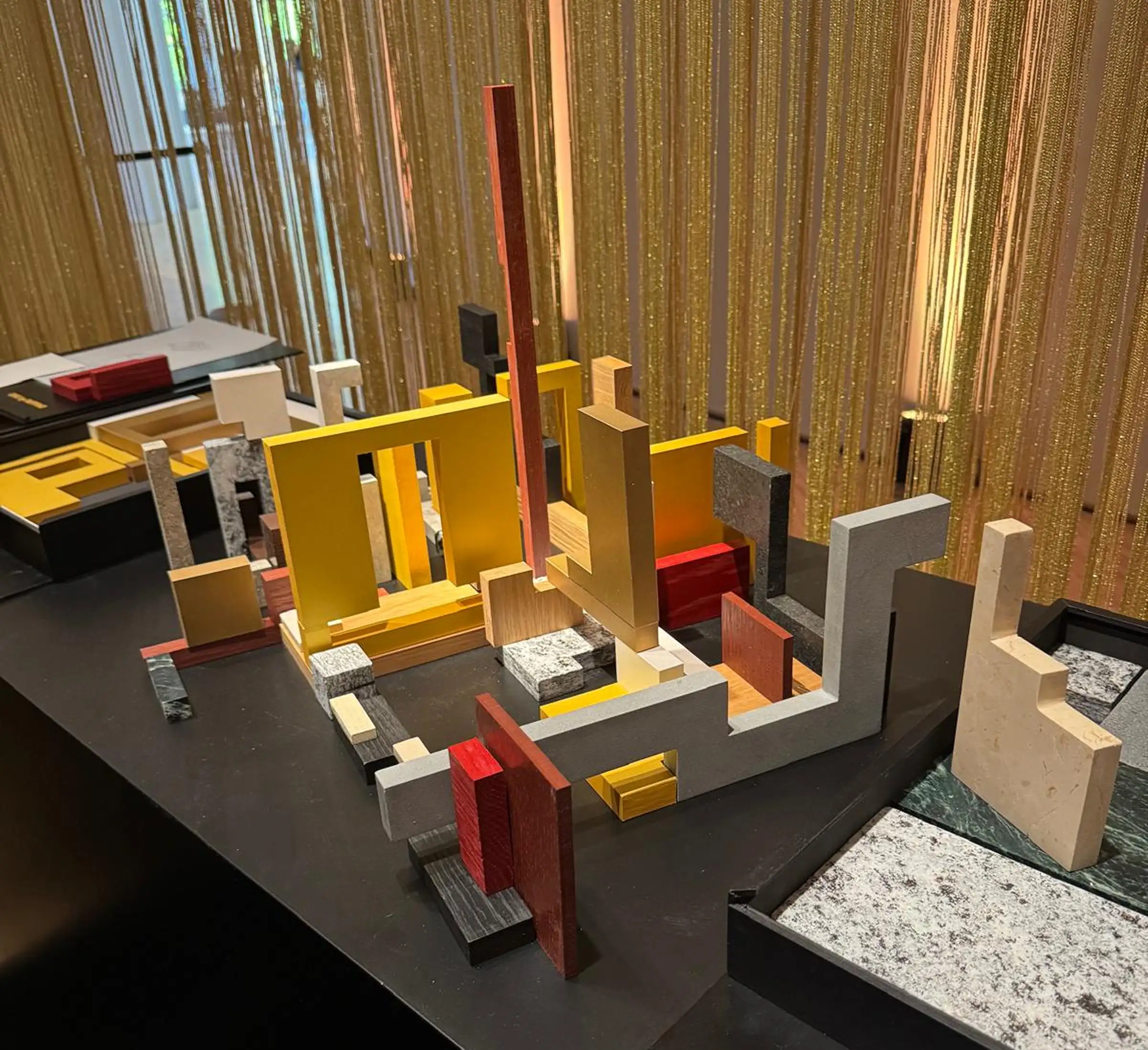 Installazione artistica Forme di Dialogo in Verde Alpi, Pietra Lavica, Botticino e Serizzo esposta alla Triennale di Milano 2025 - lavorazione artigianale Trapattoni Marmi