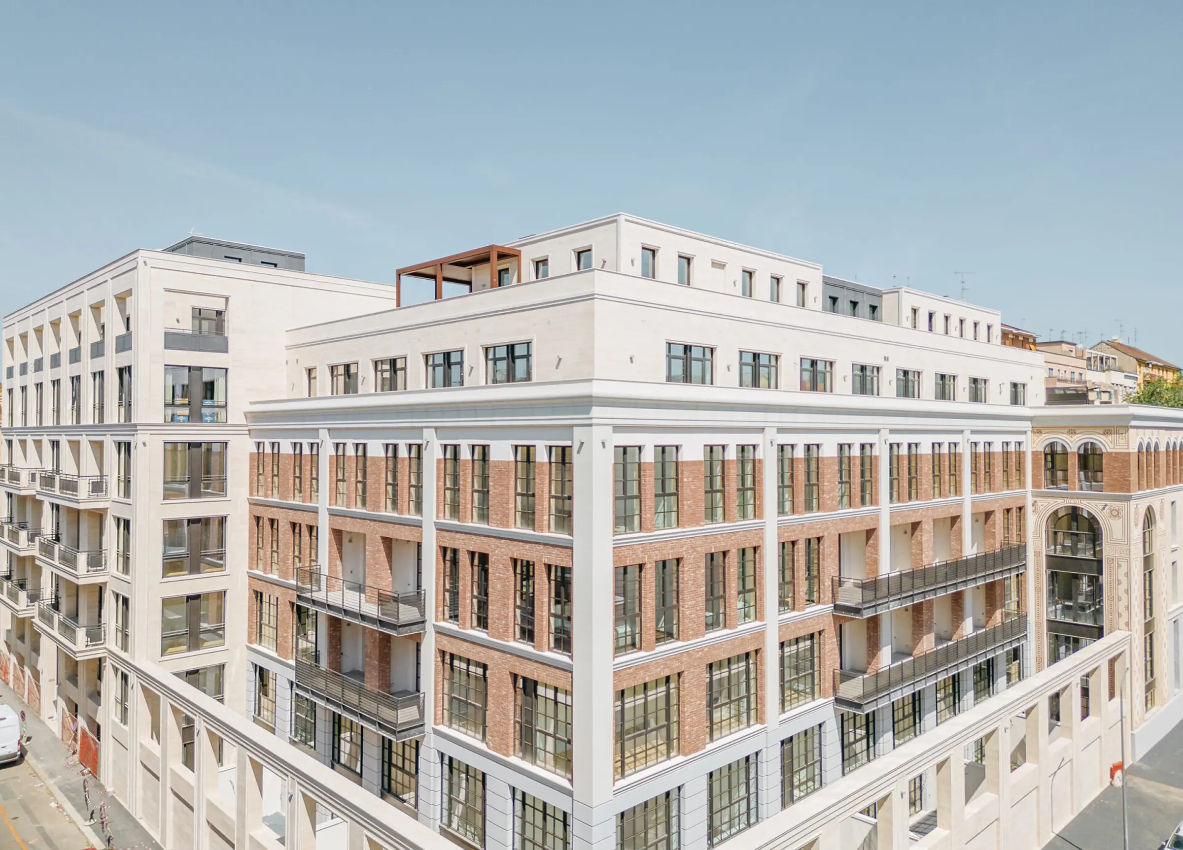 Facciata e decorazioni in Travertino Romano per la riqualificazione del Washington Building nel quartiere Washington di Milano - Trapattoni Marmi