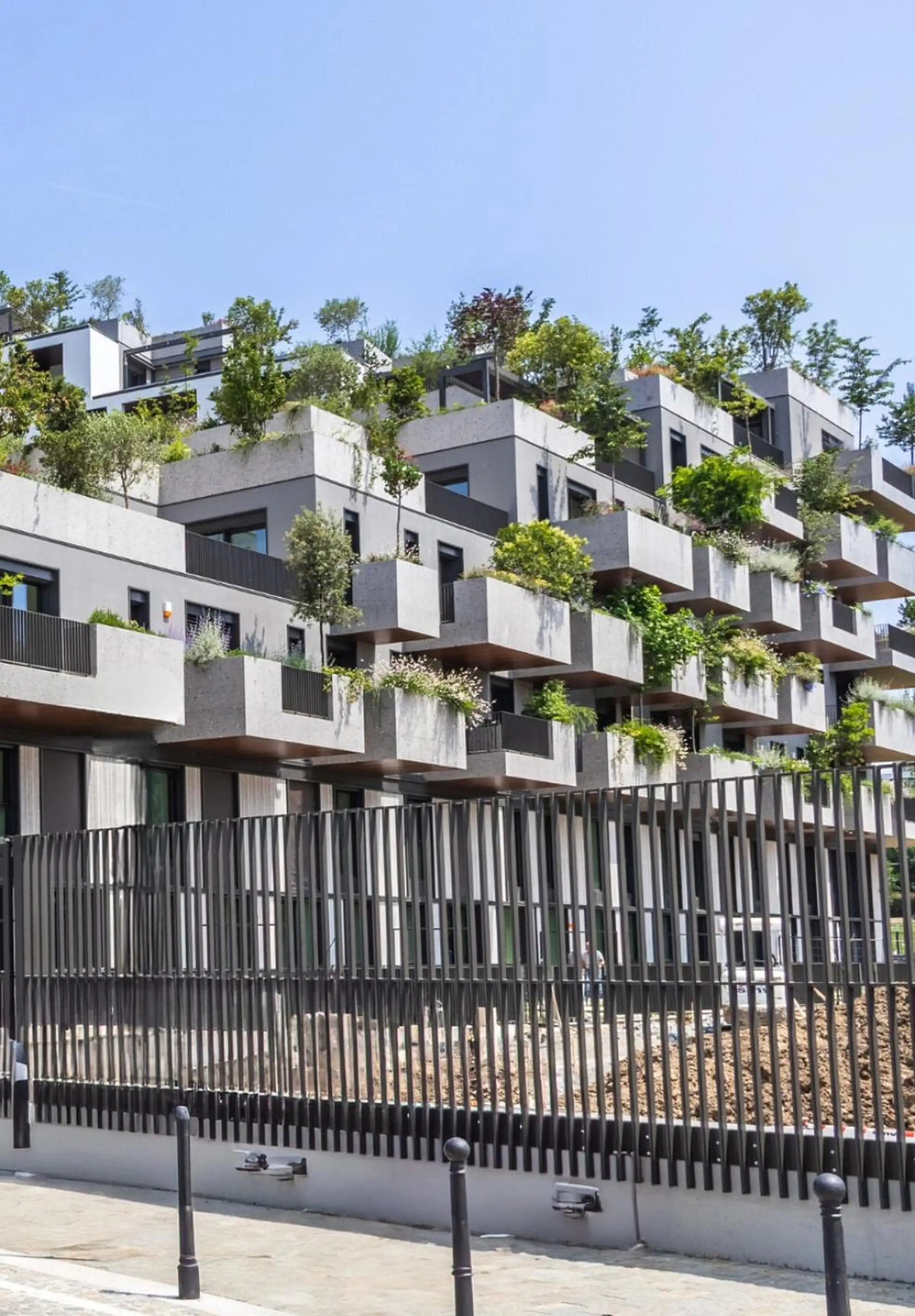 Residenziale di lusso Bosco Navigli a Milano con facciata in Agglotech SB130 Aggloceppo e SB100 Bianco con finitura levigata e onda - posa Trapattoni Marmi