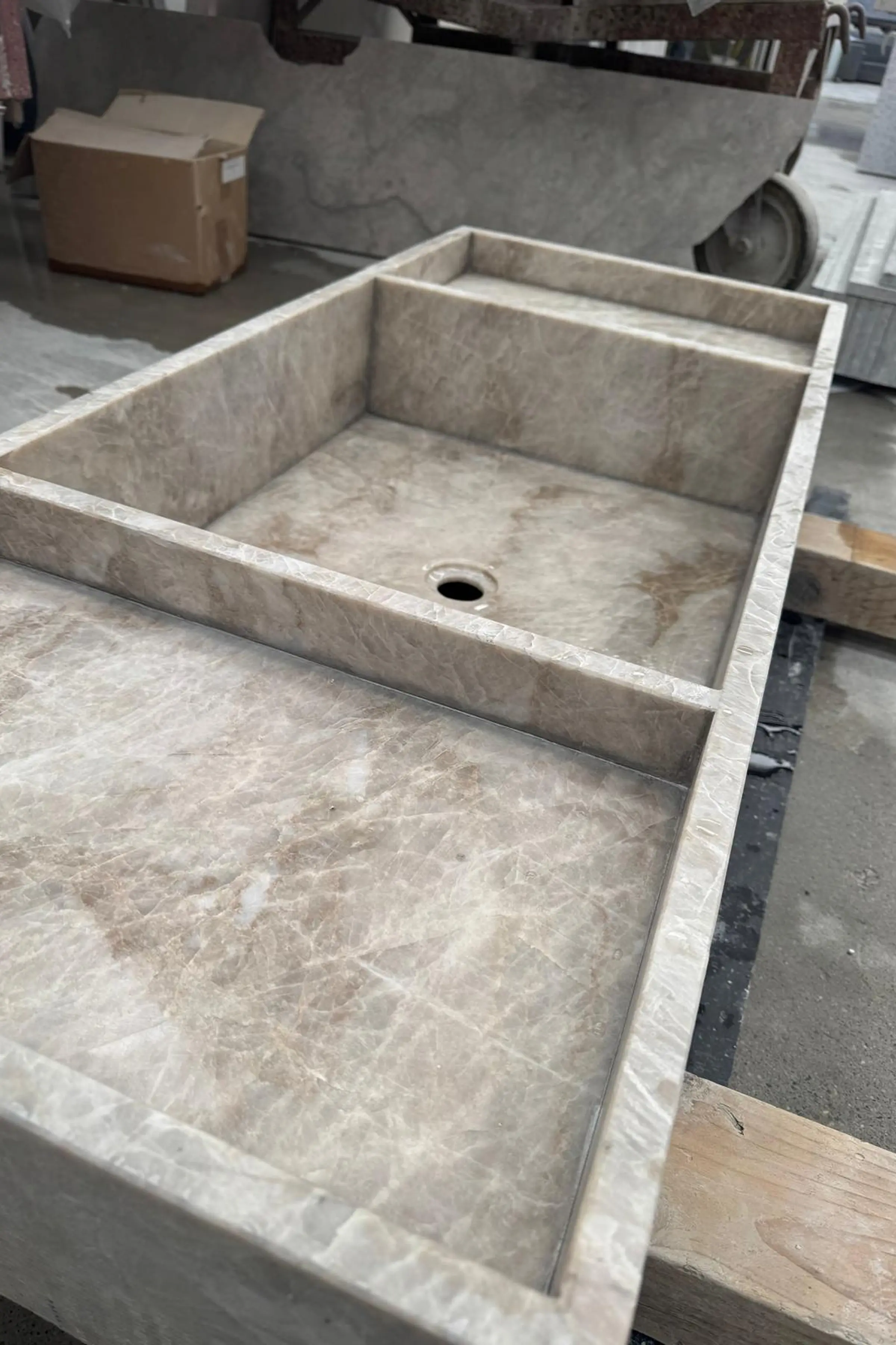 Piano lavabo con vasca integrata in Taj Mahal in fase di lavorazione nel laboratorio Trapattoni Marmi a Bergamo - produzione artigianale su misura per il secondo bagno padronale del progetto LC Castello, Milano