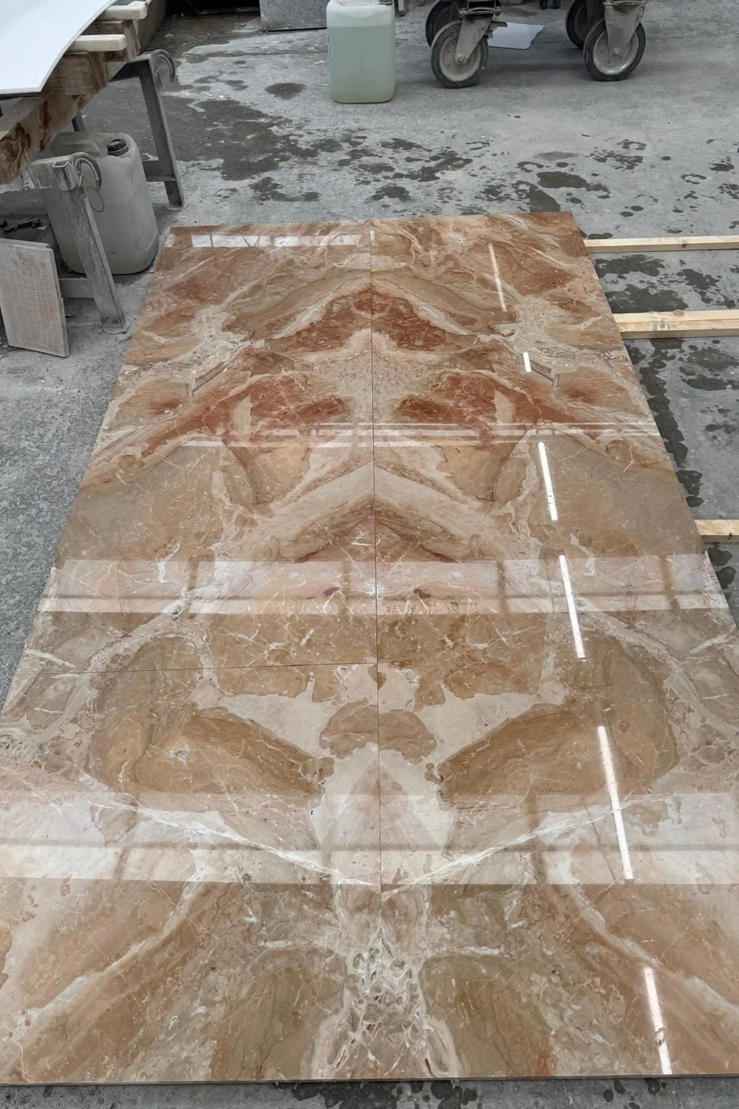 Lastre di Breccia rosata disposte a macchia aperta nel laboratorio Trapattoni Marmi prima della posa in opera - rivestimento su misura per la doccia e le pareti del progetto LC Castello, LC Atelier x Trapattoni Marmi