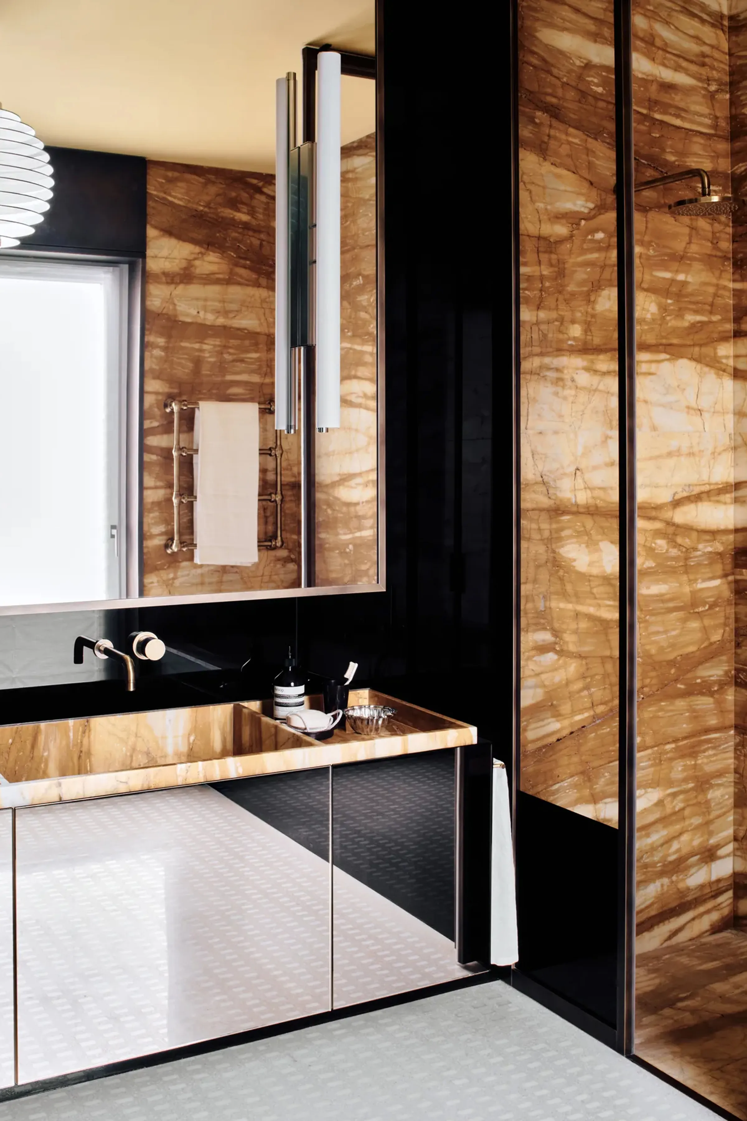 Dettaglio del lavabo integrato e del piano in Giallo Siena lucido con rivestimento a parete a macchia aperta in dimora privata di lusso nel centro storico di Milano – LC Atelier x Trapattoni Marmi