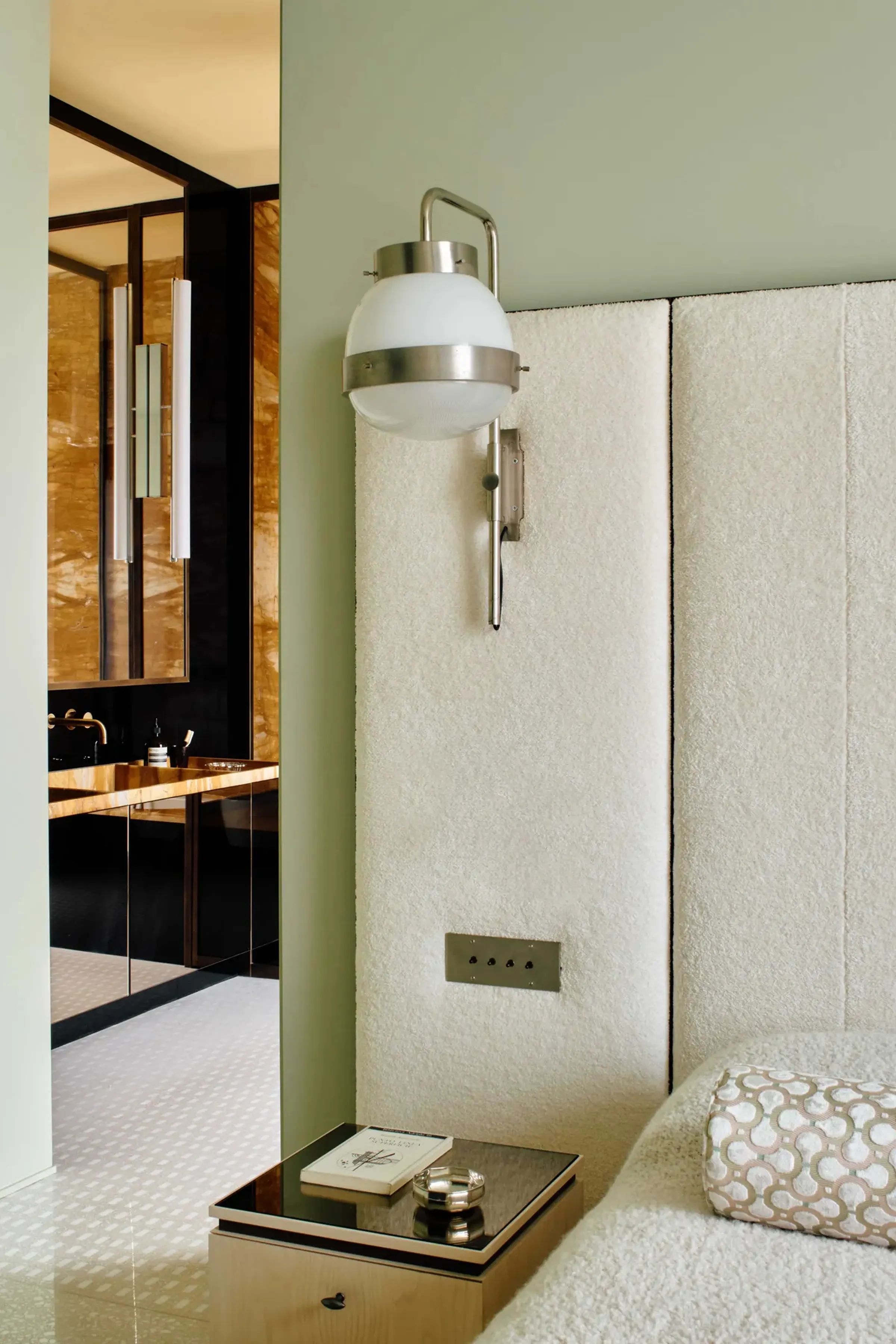 Camera da letto con vista sul bagno rivestito in Giallo Siena lucido e pavimento in mosaico in dimora privata di lusso nel centro storico di Milano – LC Atelier x Trapattoni Marmi