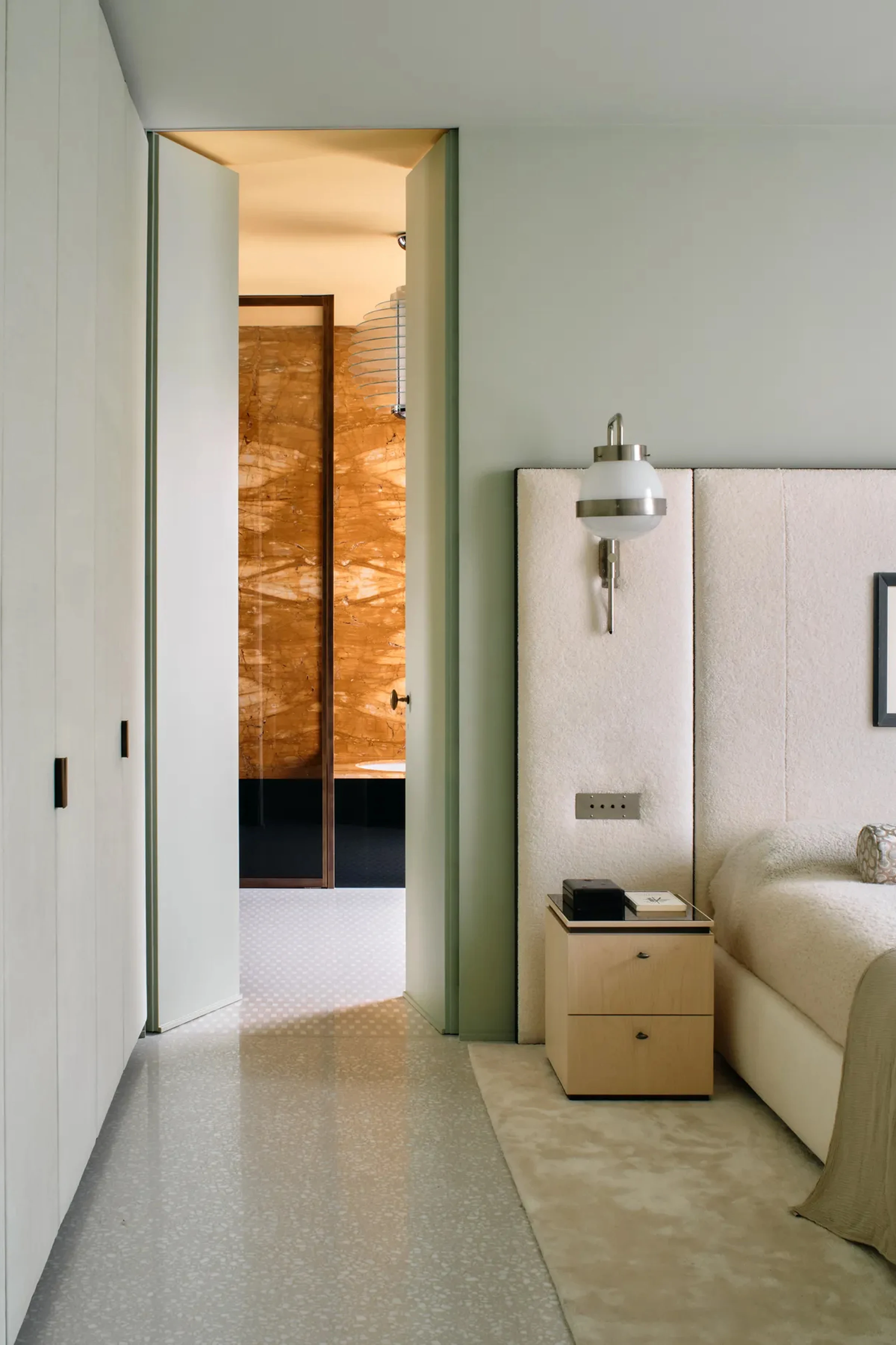 Corridoio e camera da letto con accesso al bagno rivestito in Giallo Siena lucido e pavimento in mosaico in dimora privata di lusso nel centro storico di Milano – LC Atelier x Trapattoni Marmi