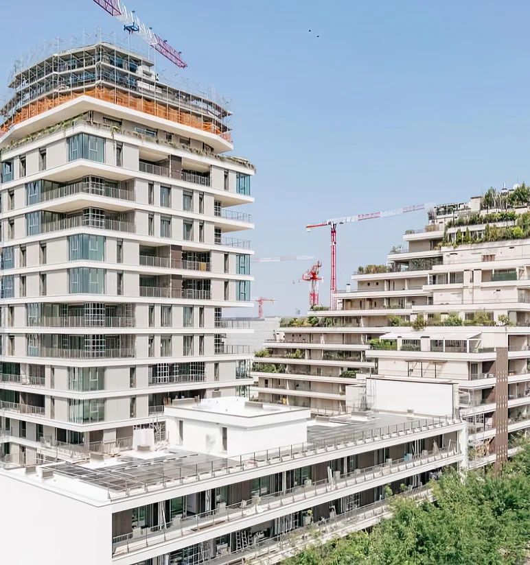 Cantiere della Torre Adamello e del corpo basso del complesso residenziale Adamello Living Romana Yards a Milano con rivestimento di facciata in Agglotech SB130 Aggloceppo levigato - fornitura e posa in opera Trapattoni Marmi