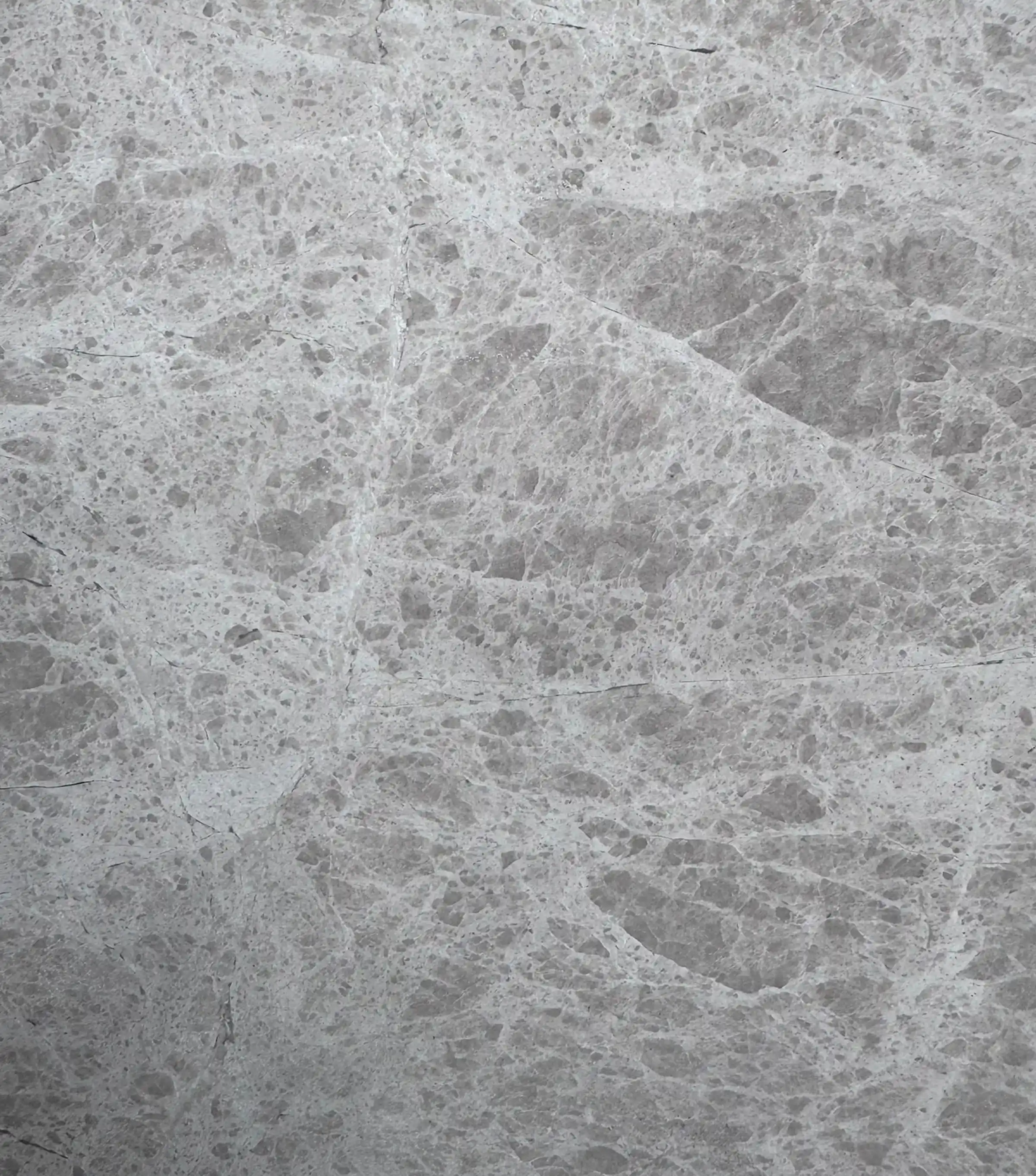 Campione di Emperador White - marmo grigio chiaro con macchie e venature bianche irregolari, pietra naturale con finitura levigata utilizzata per gli spazi comuni interni del palazzo di Via Sassi, Milano, lavorazione artigianale Trapattoni Marmi Bergamo