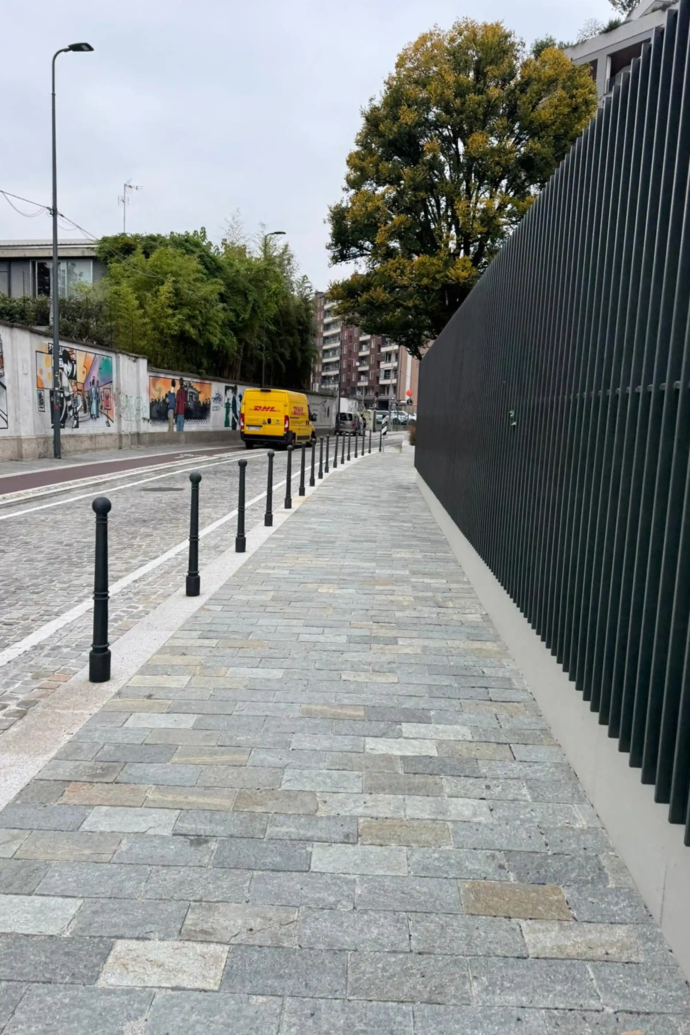 Marciapiede esterno del complesso Bosco Navigli nel quartiere San Cristoforo di Milano con pavimentazione in Pietra di Luserna a corsi regolari - posa Trapattoni Marmi