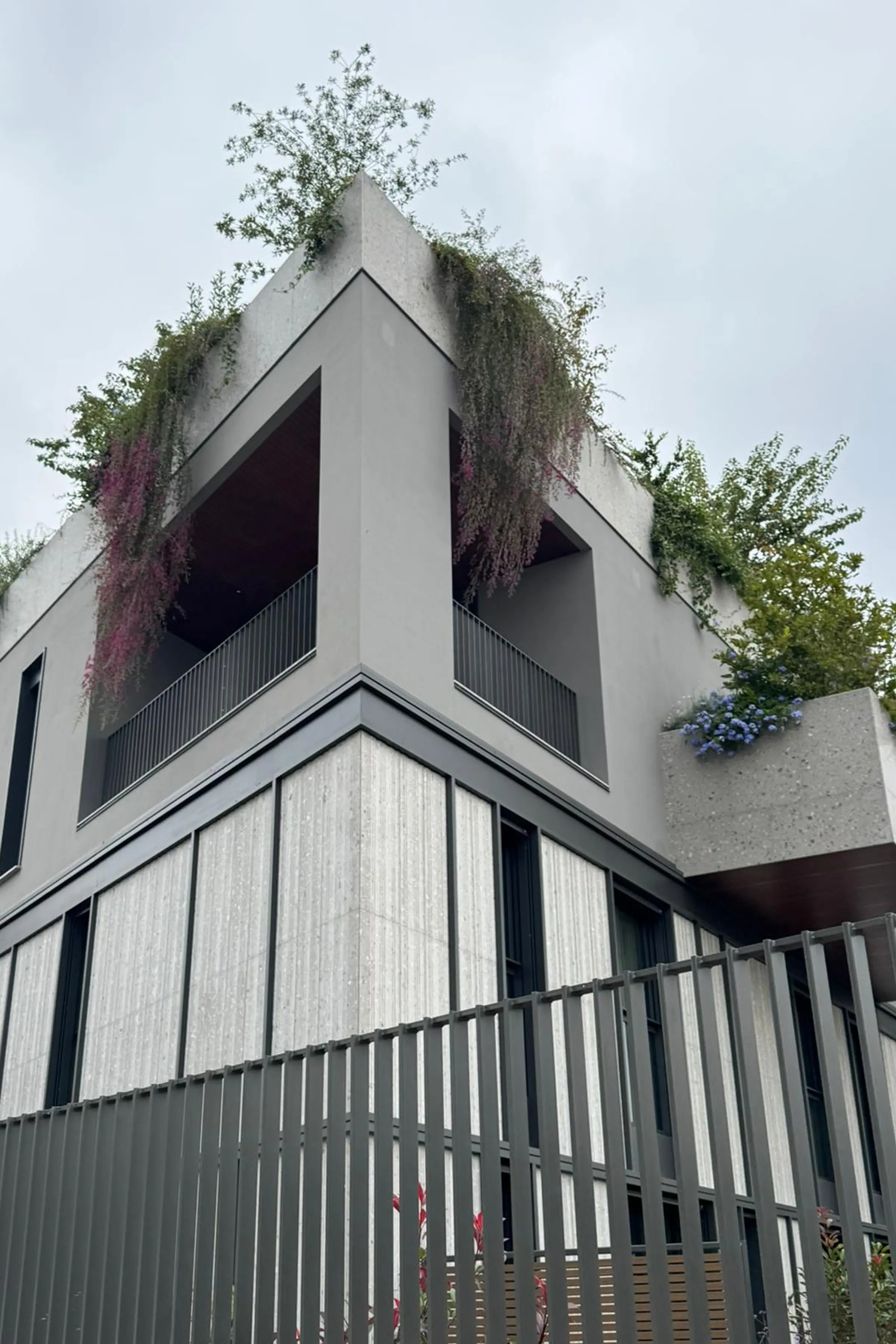 Palazzina del complesso Bosco Navigli con rivestimento di facciata in Agglotech e vegetazione sui terrazzi - lavorazione artigianale Trapattoni Marmi Milano