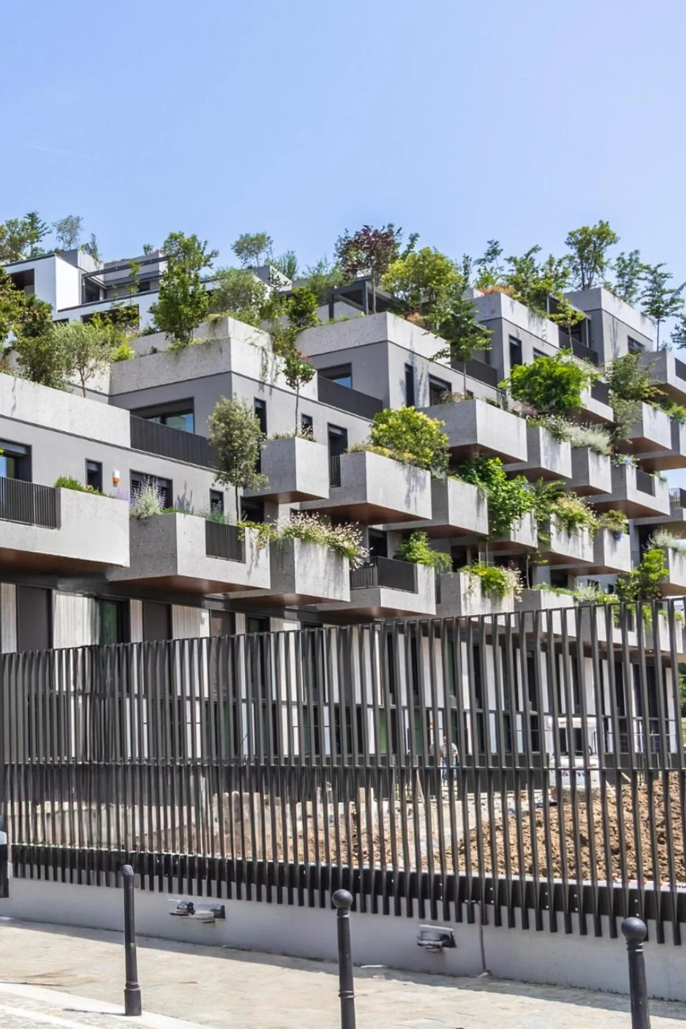 Facciata a gradoni del complesso Bosco Navigli a Milano con rivestimento in Agglotech SB130 Aggloceppo e SB100 Bianco con finitura levigata e onda - Trapattoni Marmi