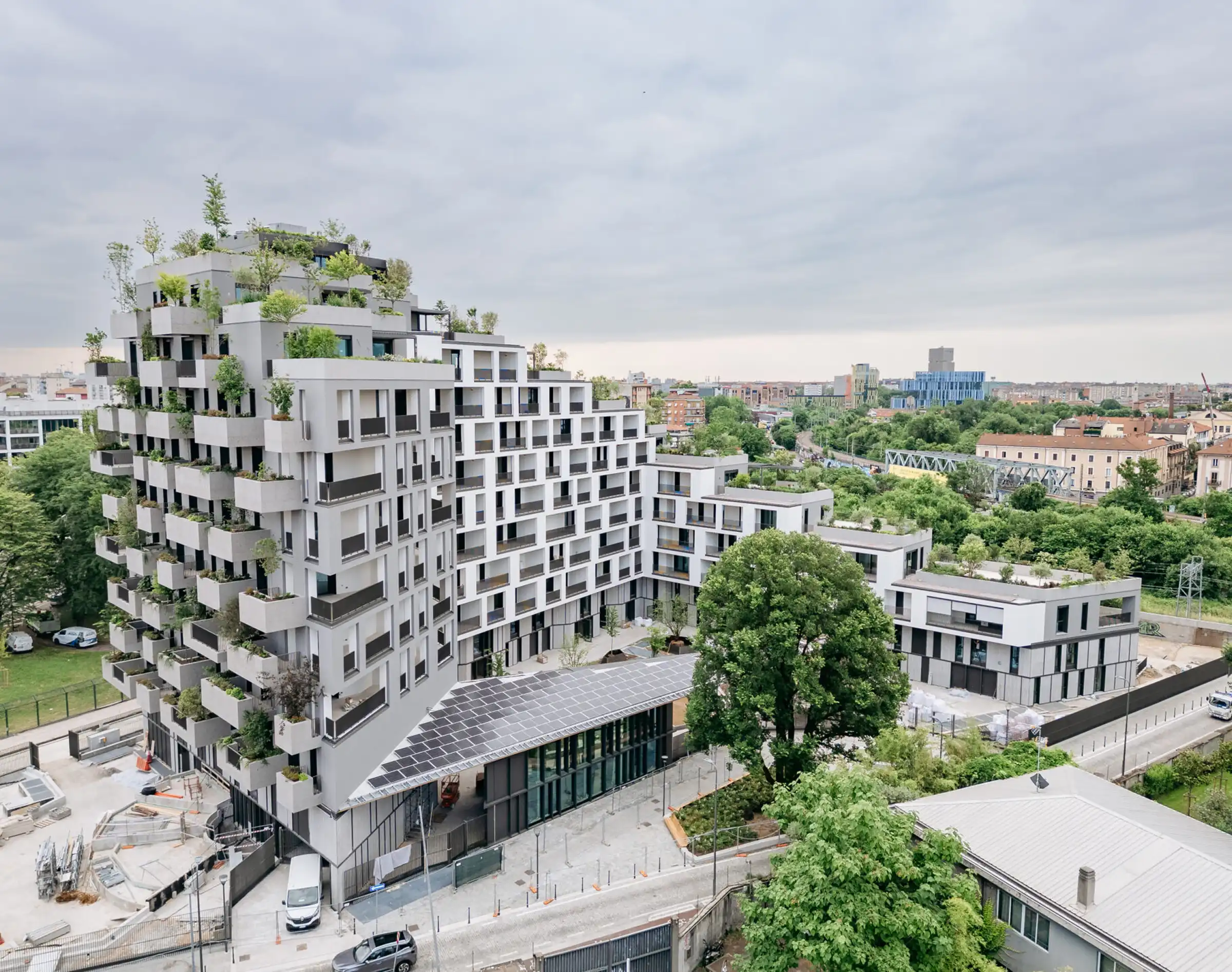 Vista aerea del complesso residenziale Bosco Navigli nel quartiere San Cristoforo di Milano con rivestimento di facciata in Agglotech SB130 Aggloceppo e SB100 Bianco - posa Trapattoni Marmi