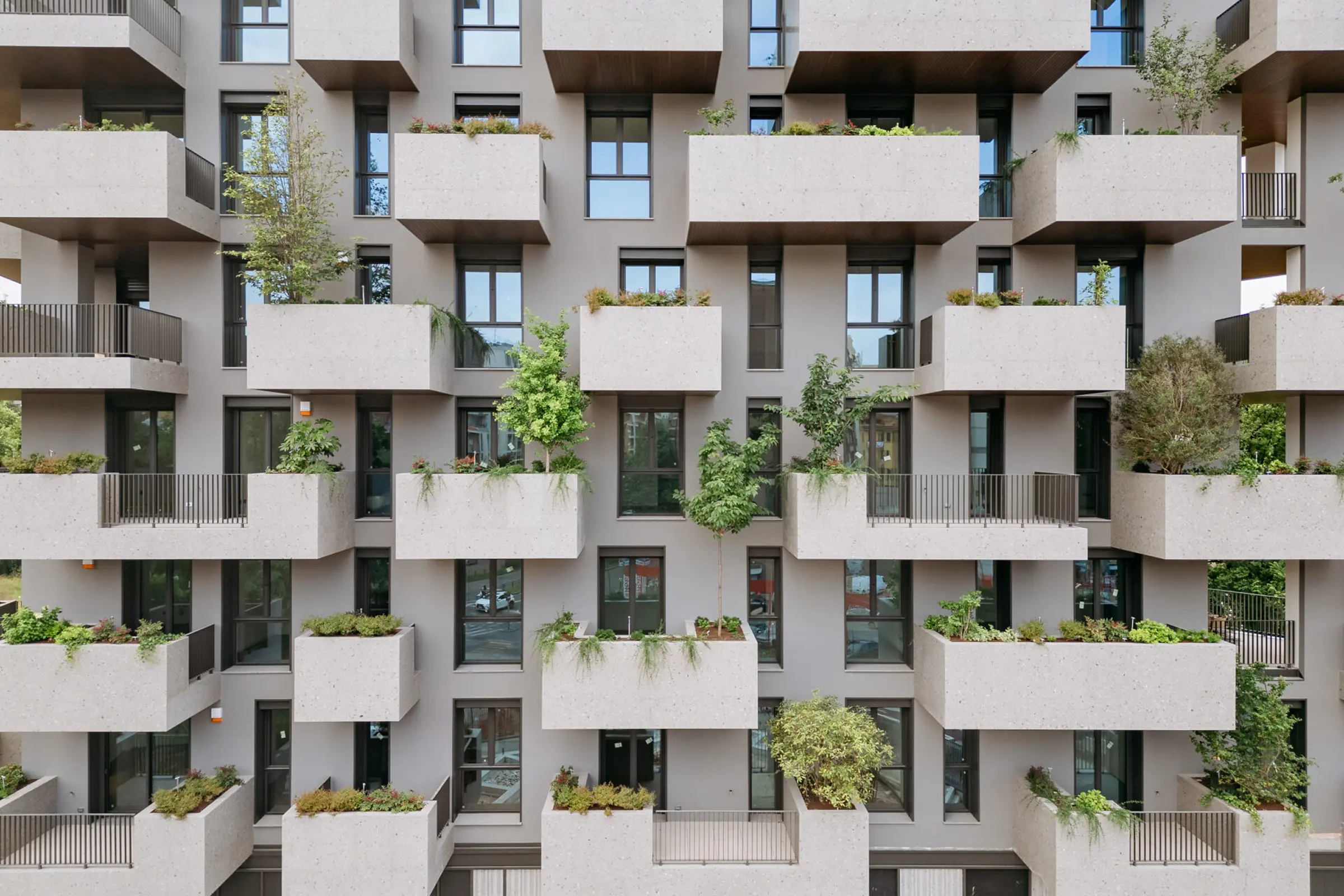 Vista frontale della facciata del complesso Bosco Navigli con moduli di balconi in Agglotech SB100 Bianco e SB130 Aggloceppo con finitura levigata - posa Trapattoni Marmi Milano