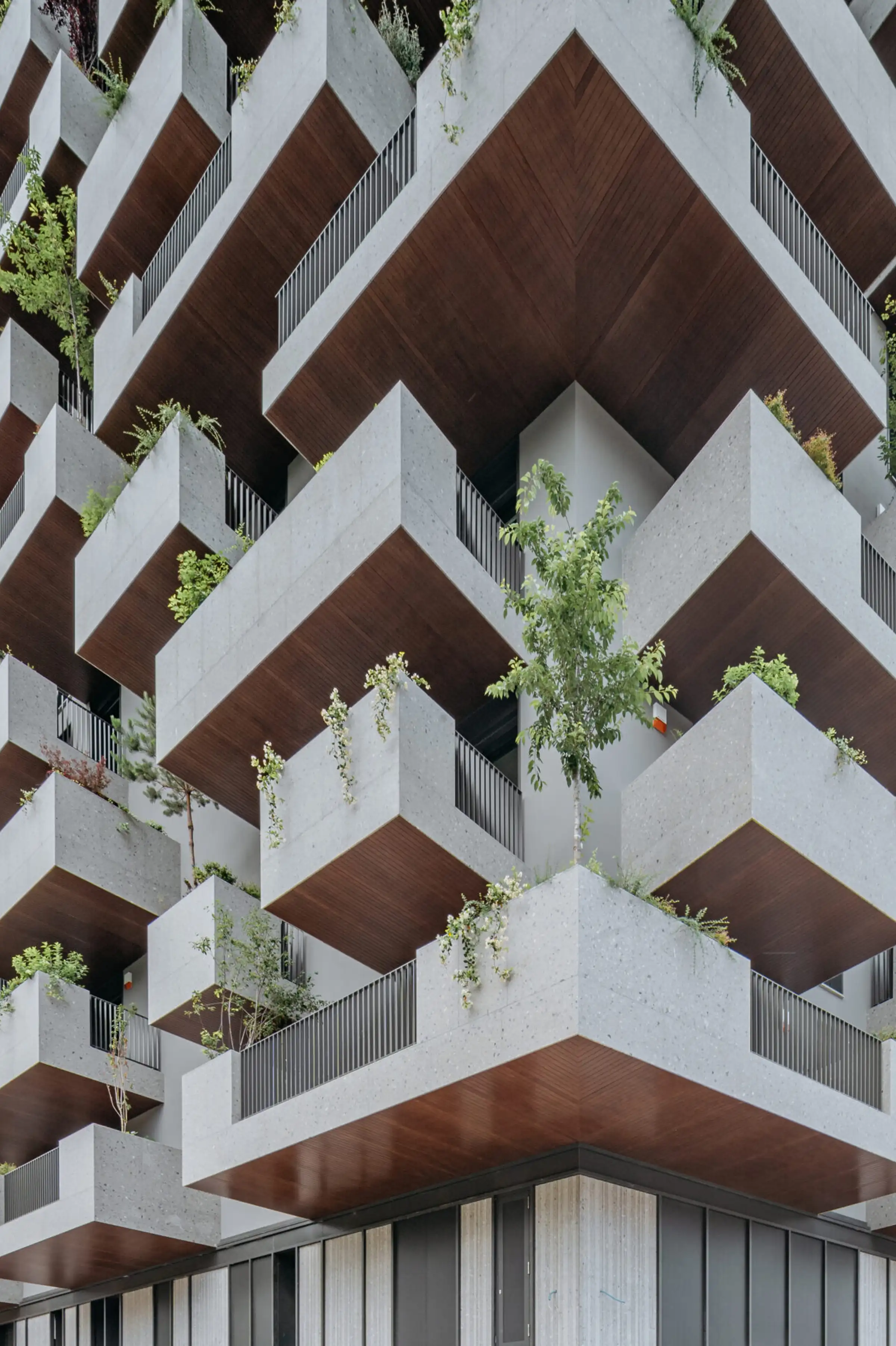 Dettaglio ravvicinato dei balconi aggettanti in Agglotech SB130 Aggloceppo levigato con sottotrave in legno della torre residenziale Bosco Navigli a Milano - lavorazione Trapattoni Marmi