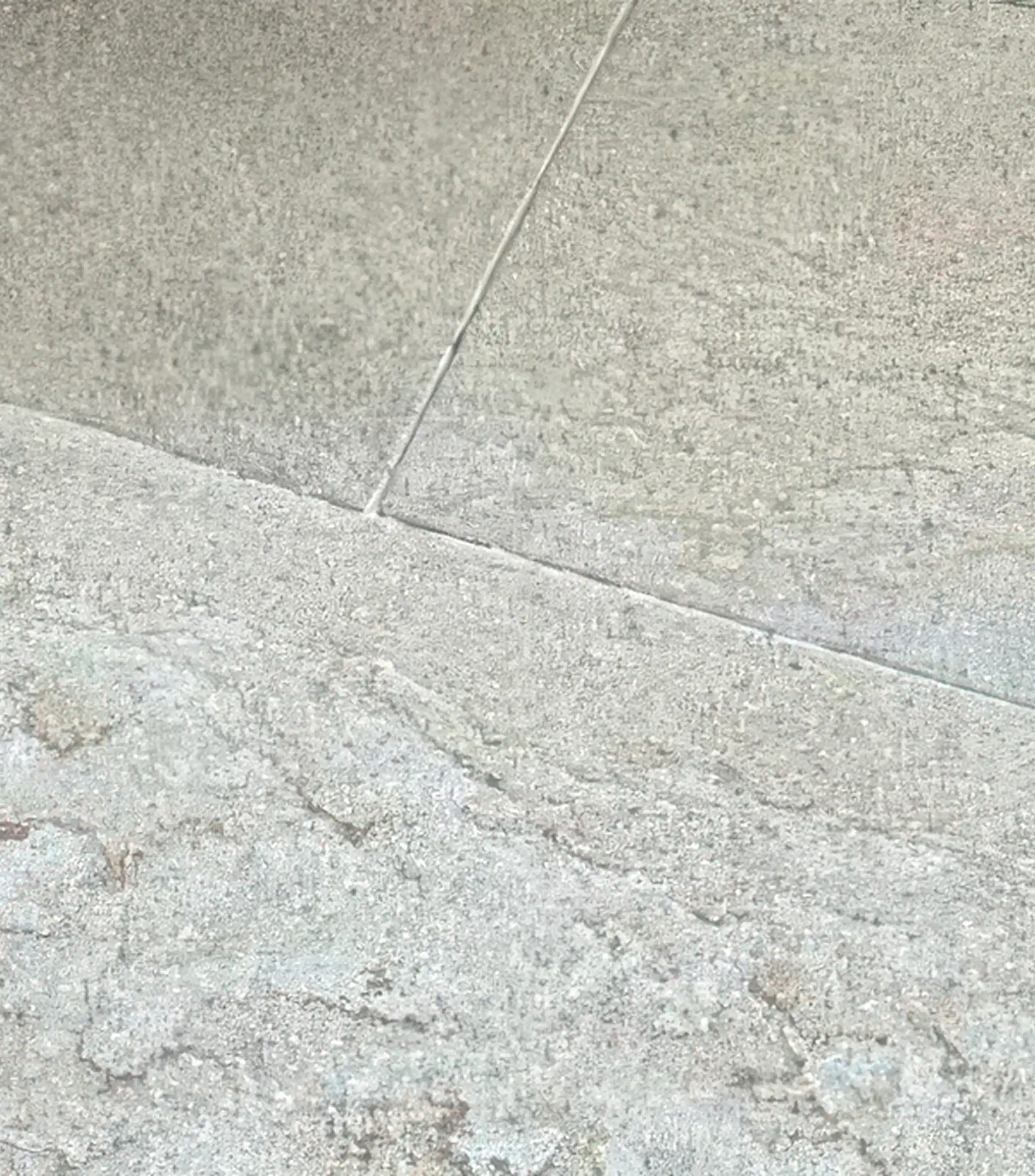 Dettaglio della pavimentazione in Trachite Euganea a lastre con giunti a vista posata in Piazza Velasca a Milano - lavorazione artigianale Trapattoni Marmi