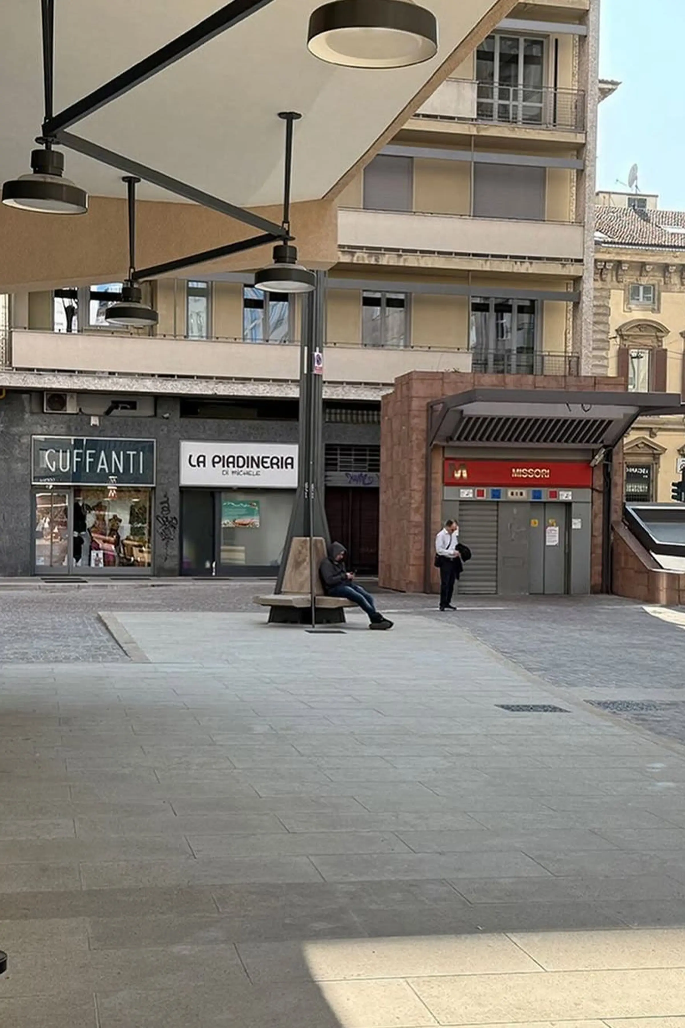 Piazza Velasca a Milano dopo il restauro con pavimentazione in Trachite Euganea e Pietra di Apricena - intervento di riqualificazione delle aree esterne a cura di Trapattoni Marmi