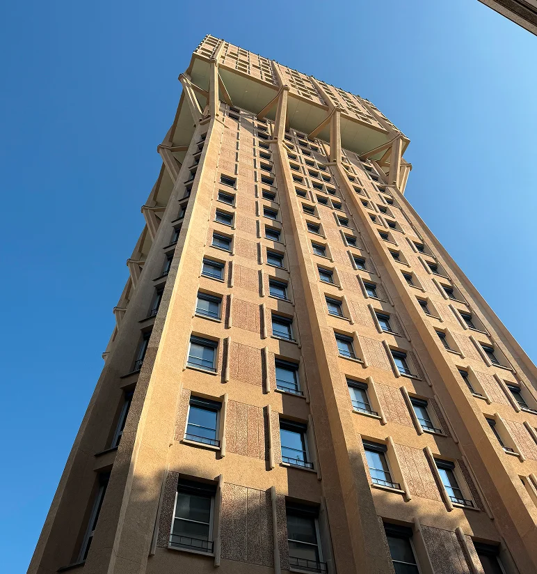 Torre Velasca a Milano fotografata dal basso con facciata in Trachite Euganea restaurata - rinnovamento di Piazza Velasca con materiali storici e locali Trapattoni Marmi
