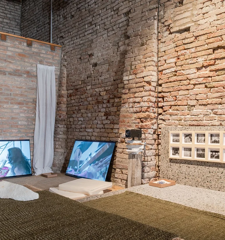 Installazione artistica The Shape of What Remains alla Biennale del Design di Venezia 2025 con elementi in pietra naturale e manufatti Agglotech - con il supporto di Trapattoni Marmi