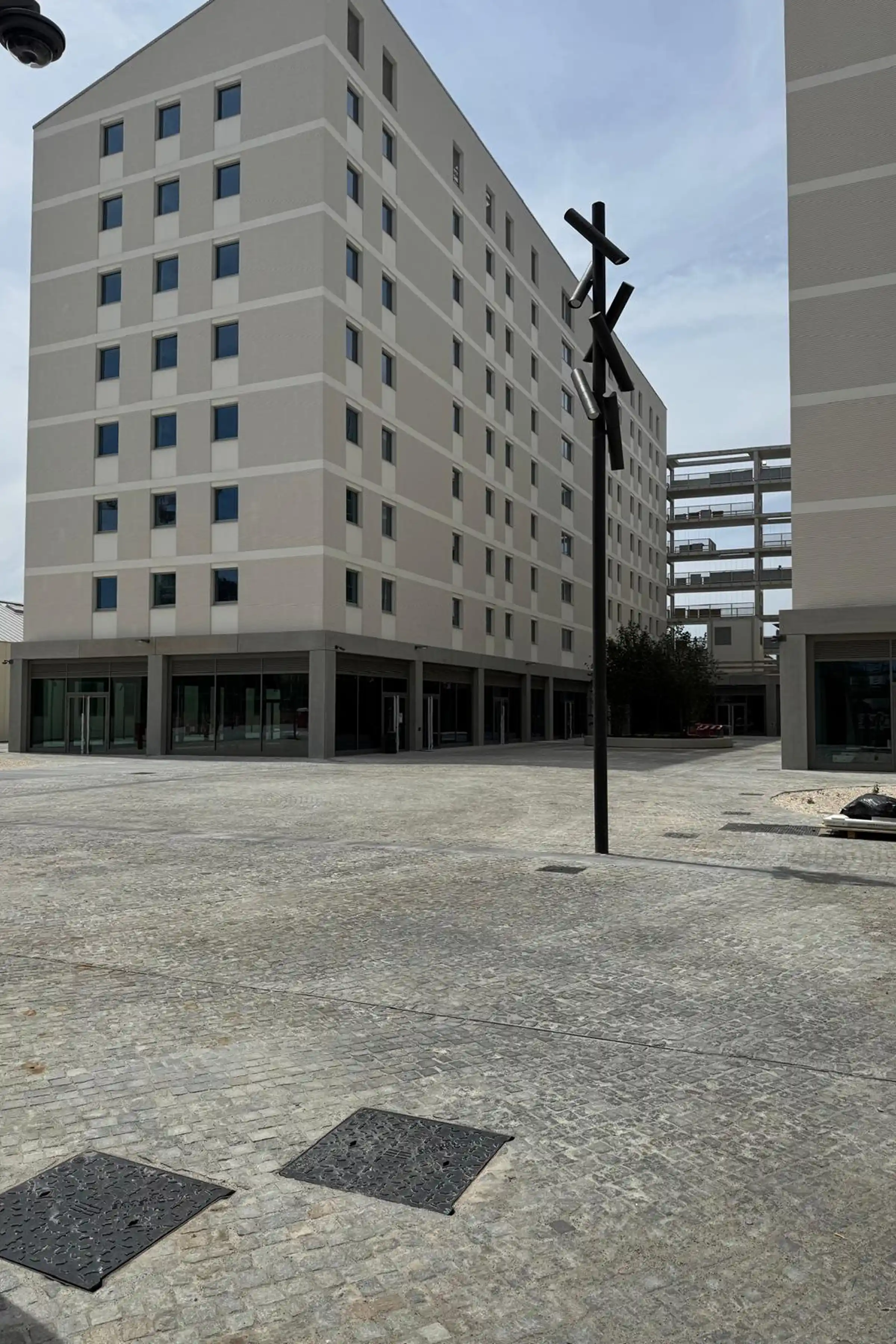 Corte interna del Villaggio Olimpico Milano-Cortina 2026 a Milano con pavimentazione in cubetti di Pietra di Luserna a spacco naturale - fornitura e posa in opera Trapattoni Marmi