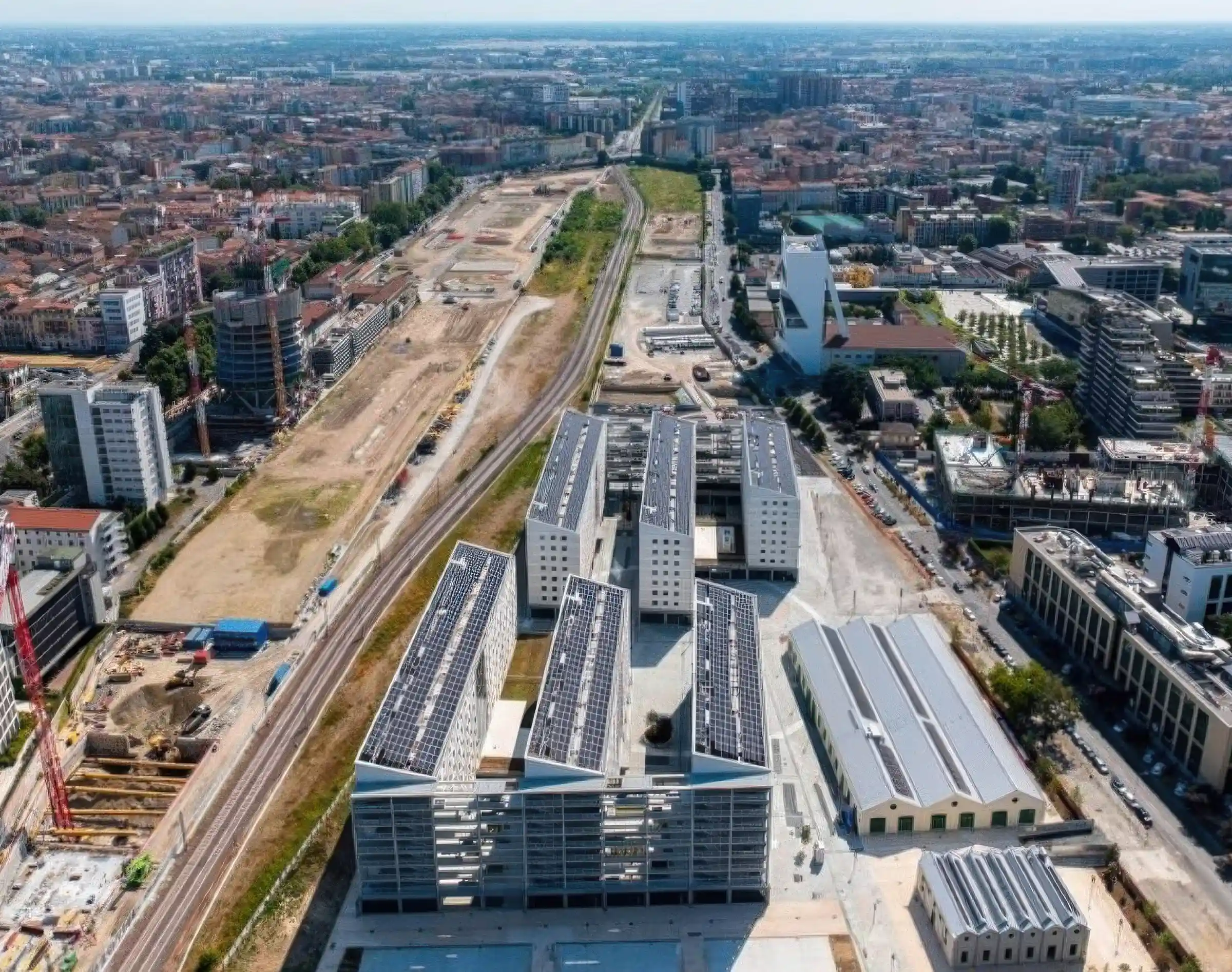 Vista aerea del Villaggio Olimpico nel quartiere Scalo Porta Romana a Milano con pavimentazione in Pietra di Luserna su oltre 8.000 metri quadri - intervento Trapattoni Marmi per Milano-Cortina 2026