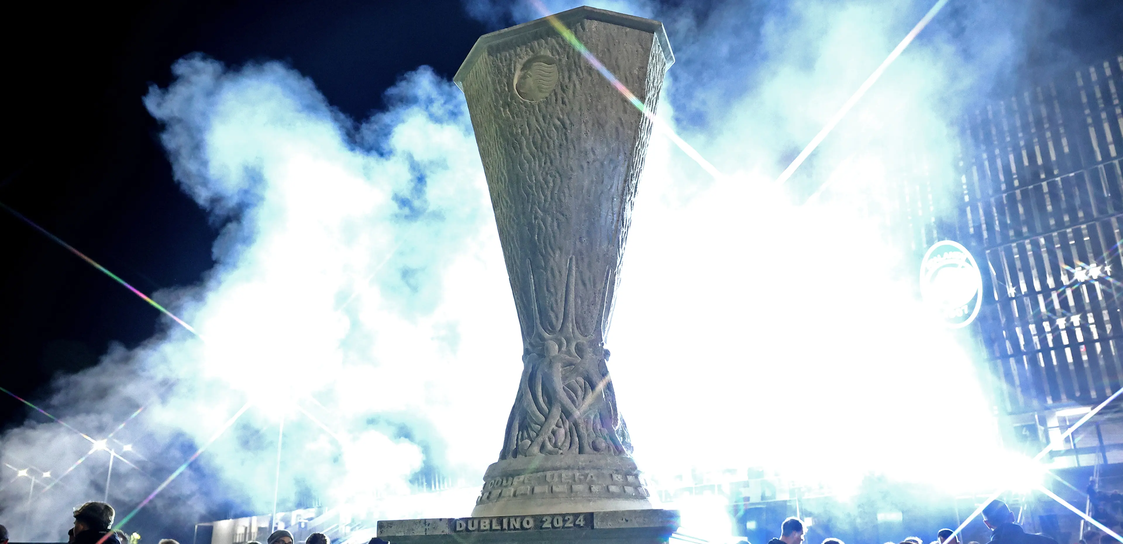 Scultura in Pietra di Vicenza raffigurante la Coppa UEFA Europa League illuminata di notte con fumogeni durante l'inaugurazione a Bergamo - lavorazione artigianale Trapattoni Marmi
