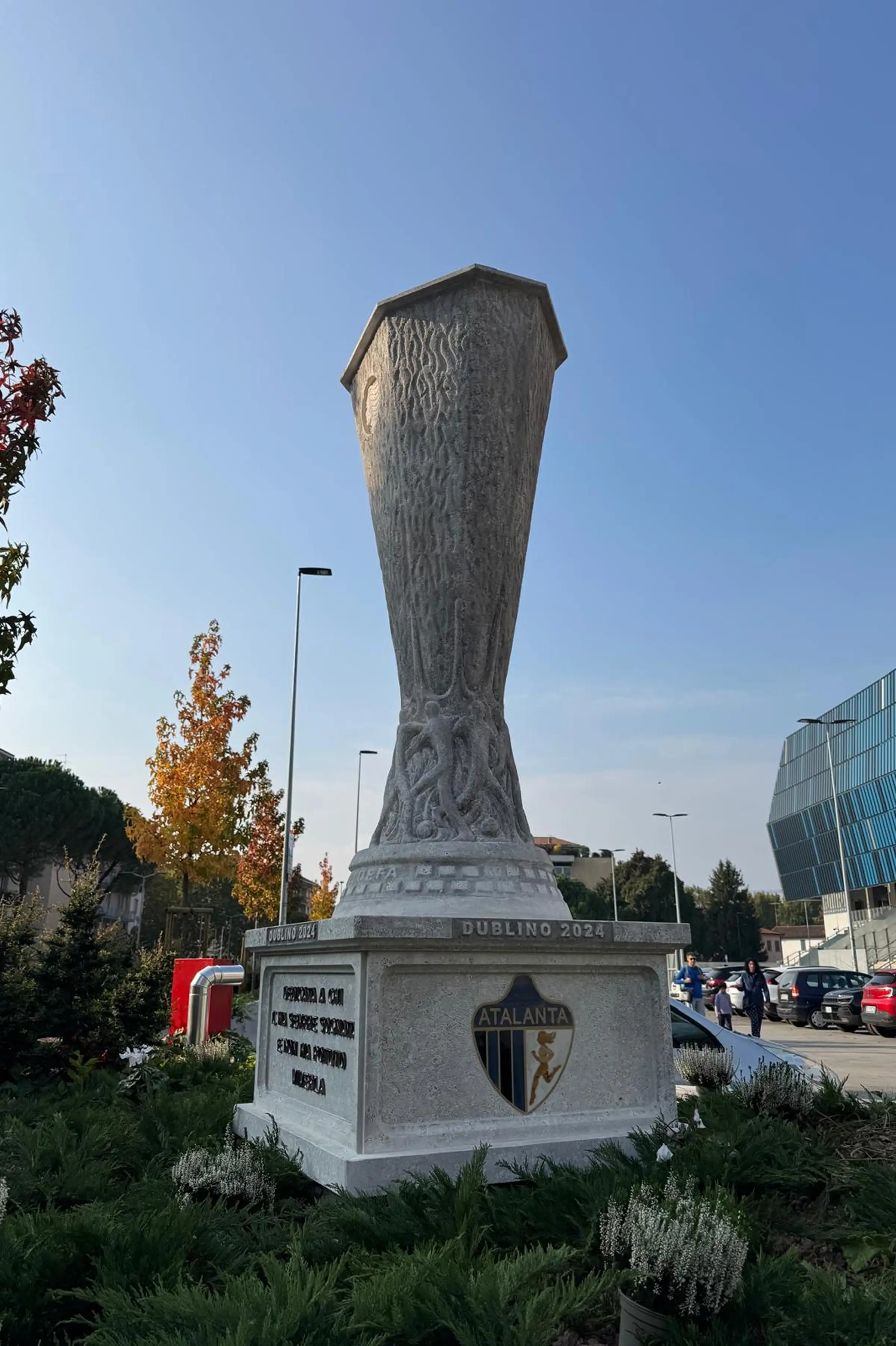 Scultura monumentale in Pietra di Vicenza con iscrizione Dublino 2024 e intarsio dello stemma Atalanta in Azul Macauba Sodalite Giallo Siena e Bianco Thassos - Trapattoni Marmi Bergamo