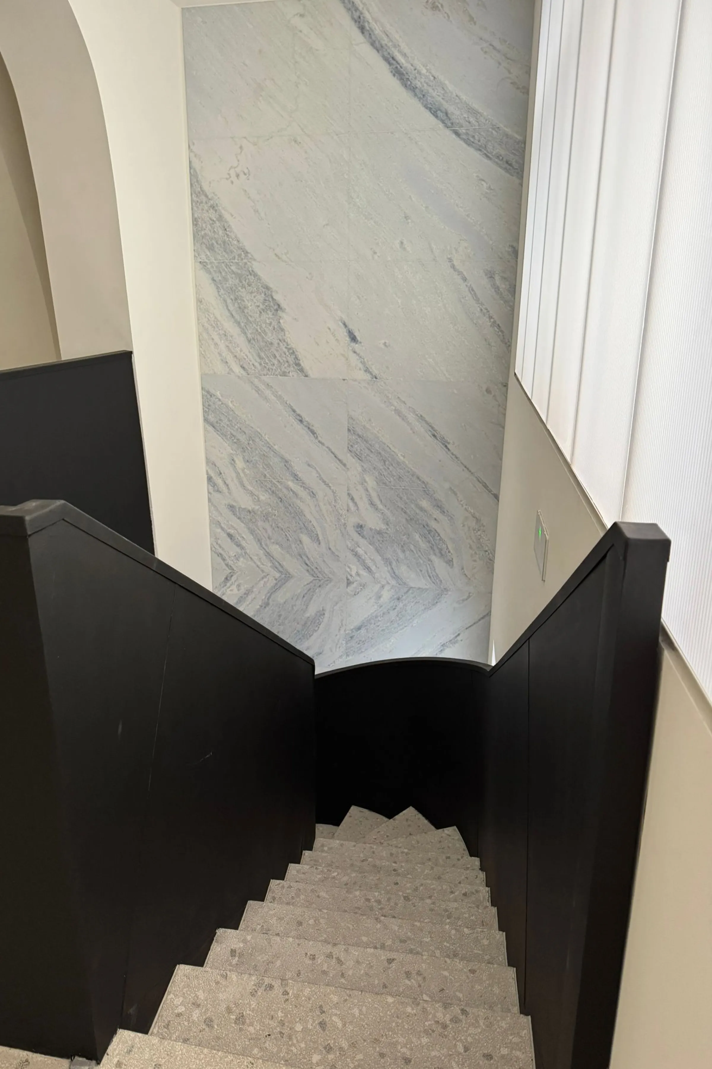 Scala con parete rivestita in Calcite Blue e gradini in Agglotech SB220 Giudecca sabbiato e spazzolato nello showroom di Via Fiori Chiari nel quartiere Brera di Milano - Trapattoni Marmi