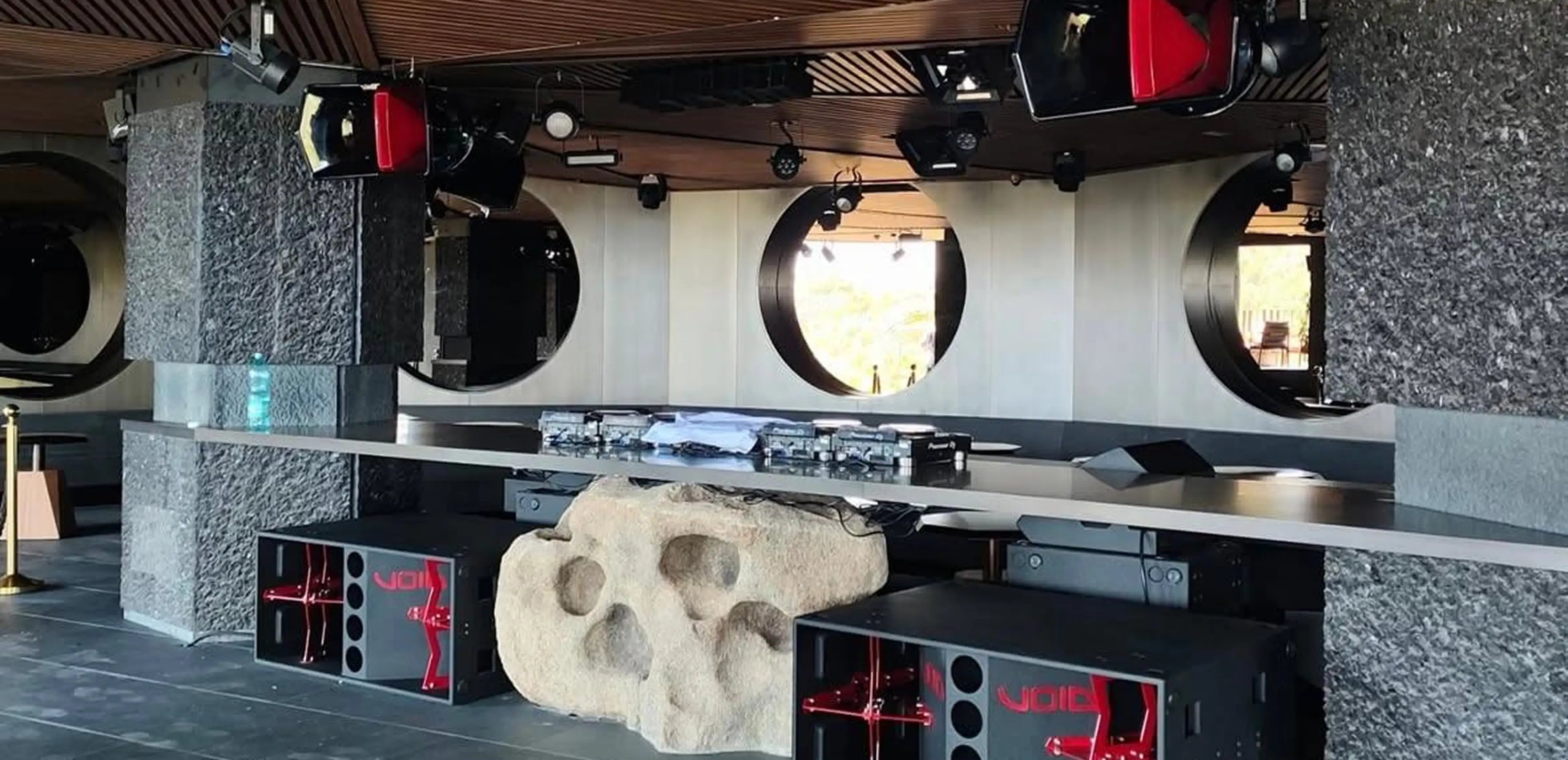 Postazione DJ con pilastri rivestiti in Nero Assoluto e Brown Antique con lavorazione custom in uno dei locali più esclusivi della Costa Smeralda - fornitura e posa Trapattoni Marmi