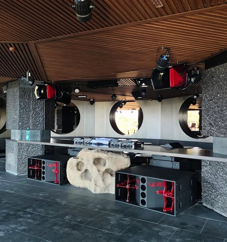 Postazione DJ con pilastri in Nero Assoluto e Brown Antique con lavorazioni custom in uno dei locali più esclusivi della Costa Smeralda - fornitura e posa Trapattoni Marmi