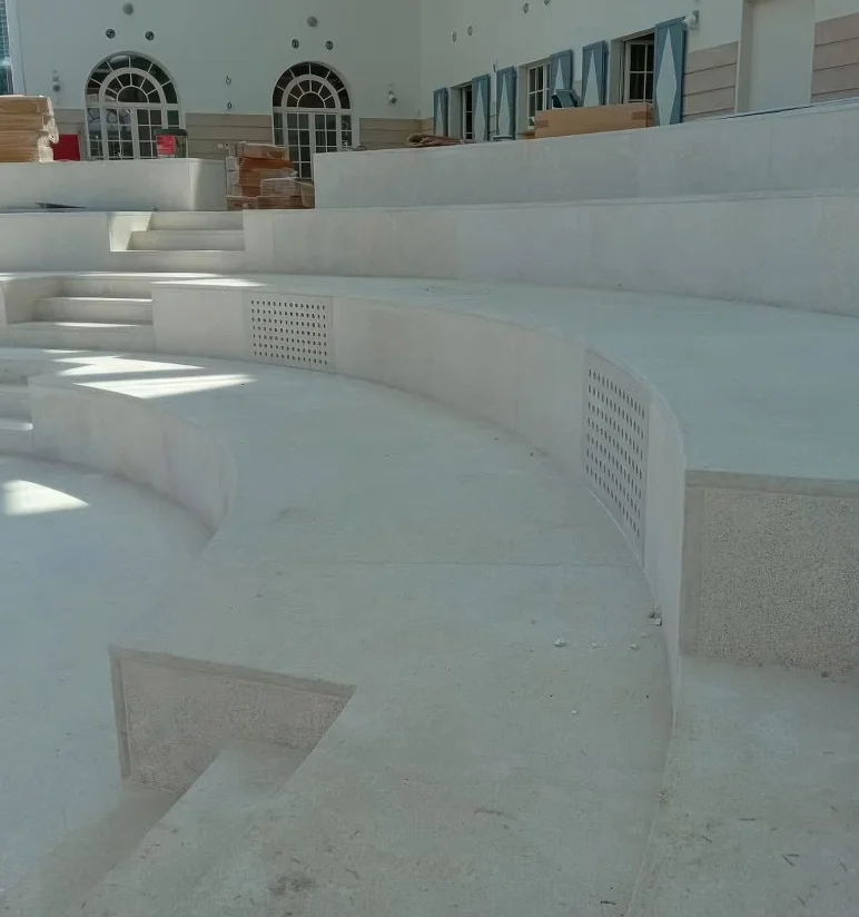 Anfiteatro esterno a gradoni in Pietra d'Istria con sedute curve e pavimentazione integrata presso la Fondazione Dalmine di Tenaris a Dalmine (BG) - fornitura e posa Trapattoni Marmi