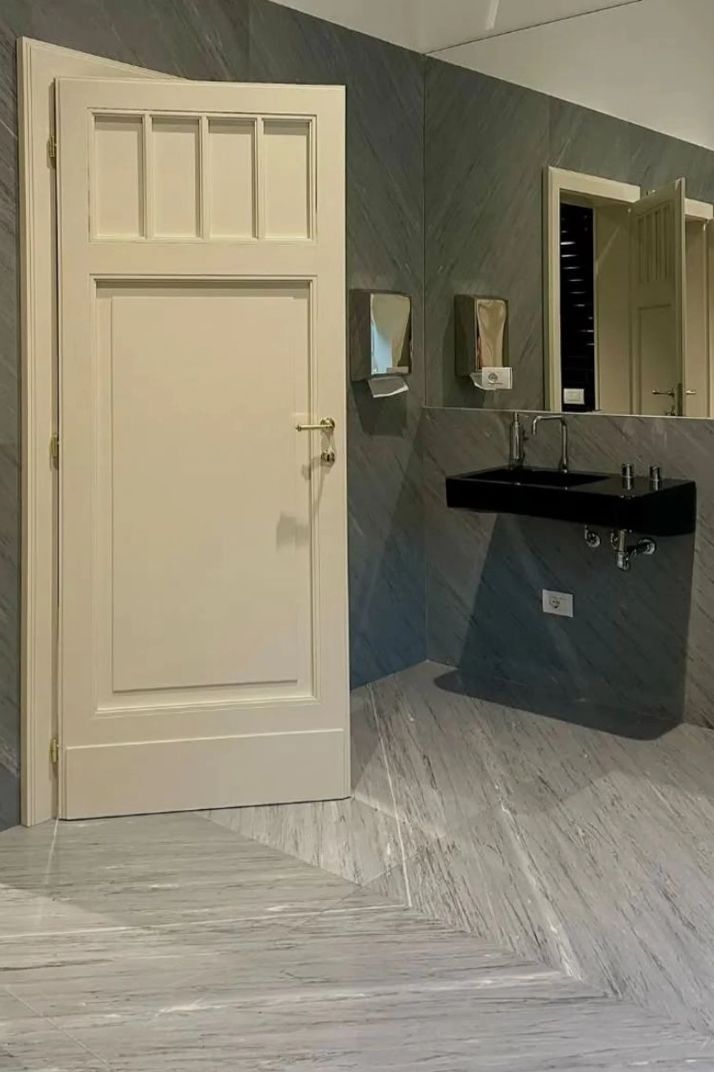 Bagno con rivestimento a parete e pavimento in Bardiglio Nuvolato a spina di pesce presso la Fondazione Dalmine a Dalmine (BG) - lavorazione e posa Trapattoni Marmi