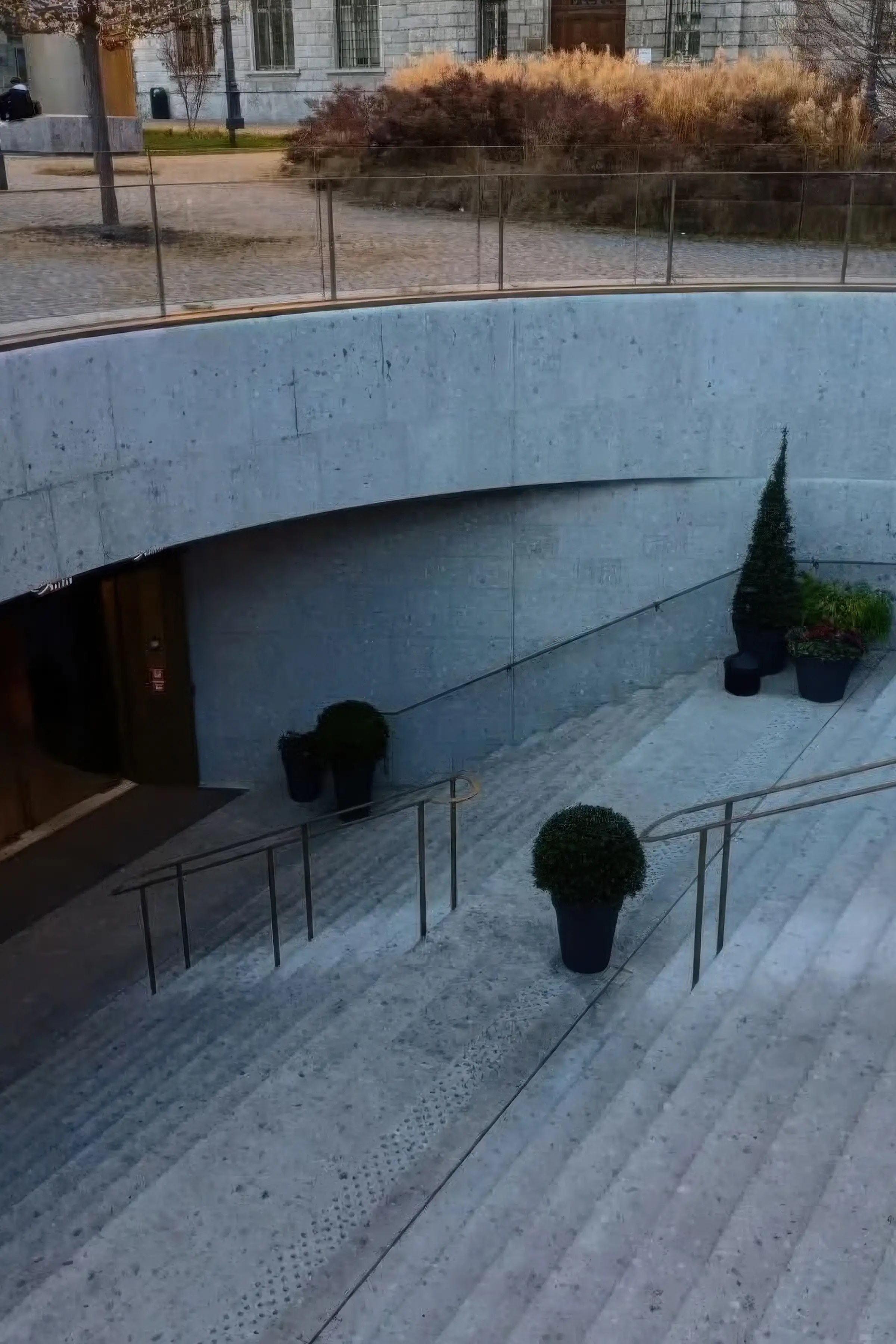 Accesso curvo con gradinate in Agglotech SB130 Aggloceppo levigato e sabbiato nella nuova Piazza Dante a Bergamo - rinnovamento del Centro Piacentiniano posa Trapattoni Marmi