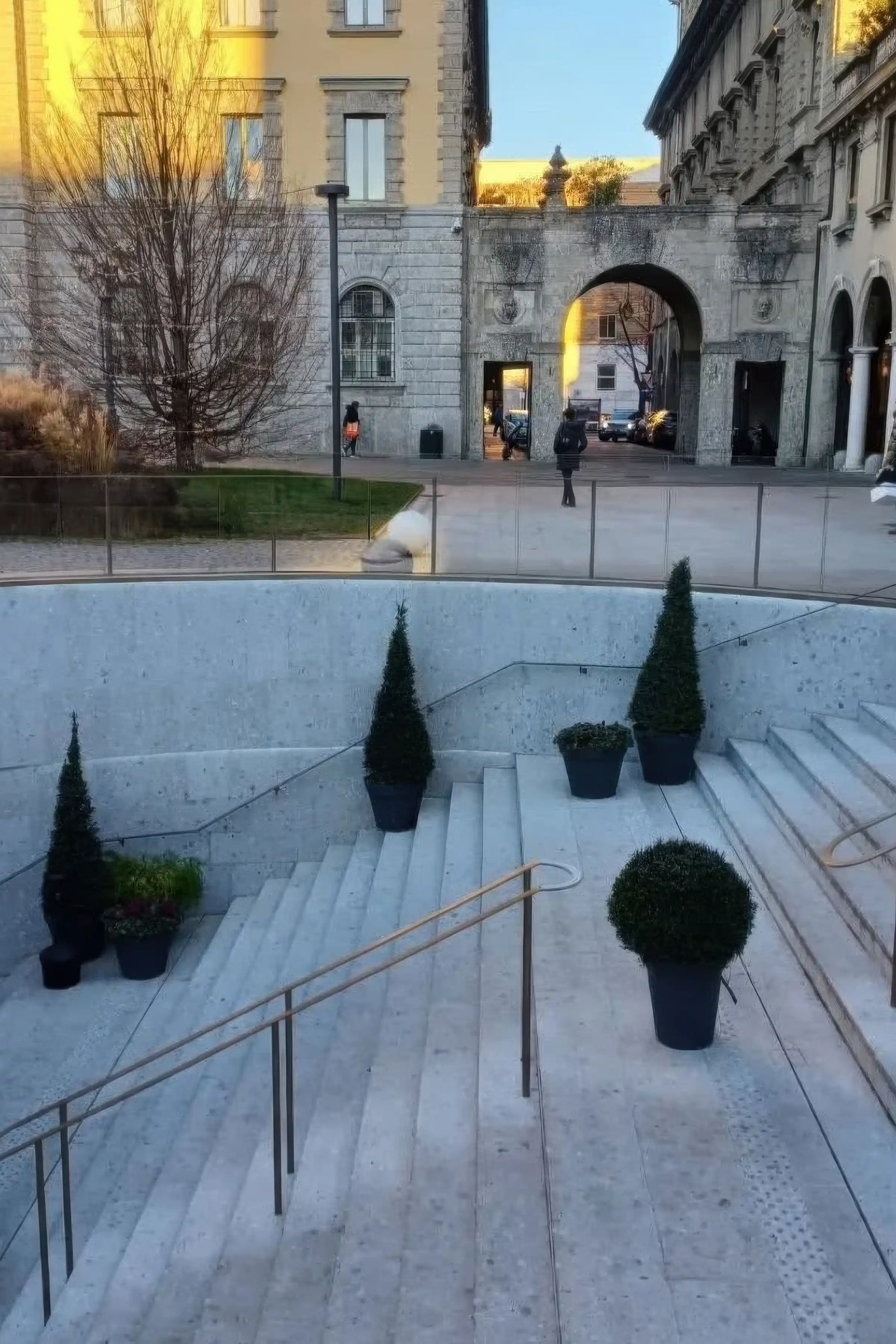 Scalinata in Agglotech SB130 Aggloceppo levigato e sabbiato con vista sul centro storico di Bergamo nel progetto di rinnovamento di Piazza Dante - Trapattoni Marmi