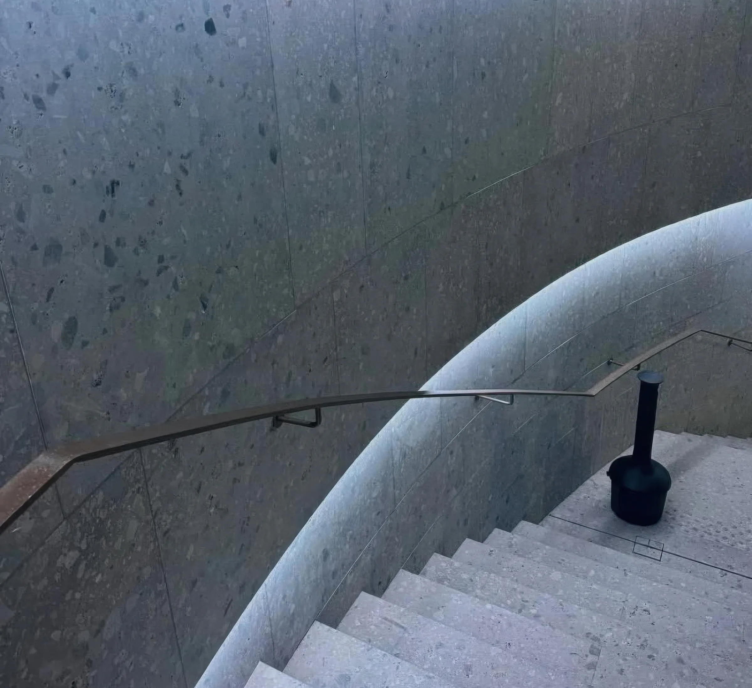 Pavimentazione e rivestimenti curvilinei in Agglotech SB130 Aggloceppo con finitura levigata e sabbiata per il rinnovamento di Piazza Dante nel centro storico di Bergamo, cuore del Centro Piacentiniano - Trapattoni Marmi