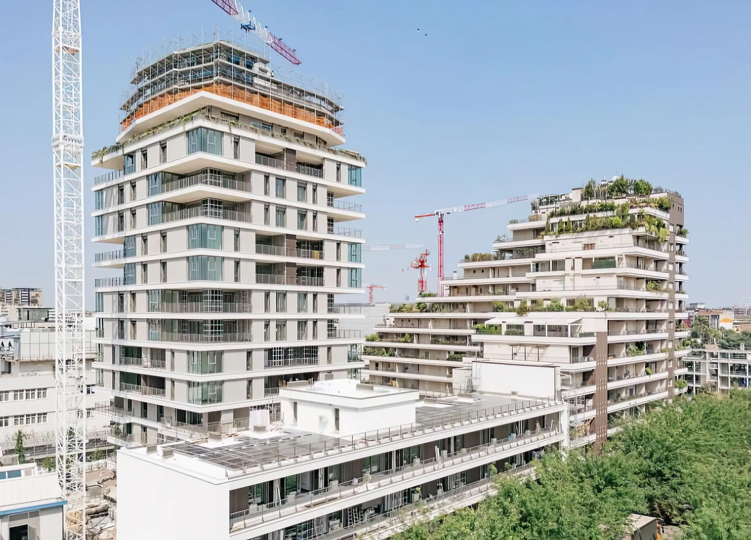 Cantiere Torre Adamello a Milano: rivestimento di facciata in Agglotech SB130 Aggloceppo levigato con hall d'ingresso a casellario e inserti in ottone - Trapattoni Marmi, Milano 2024-2025