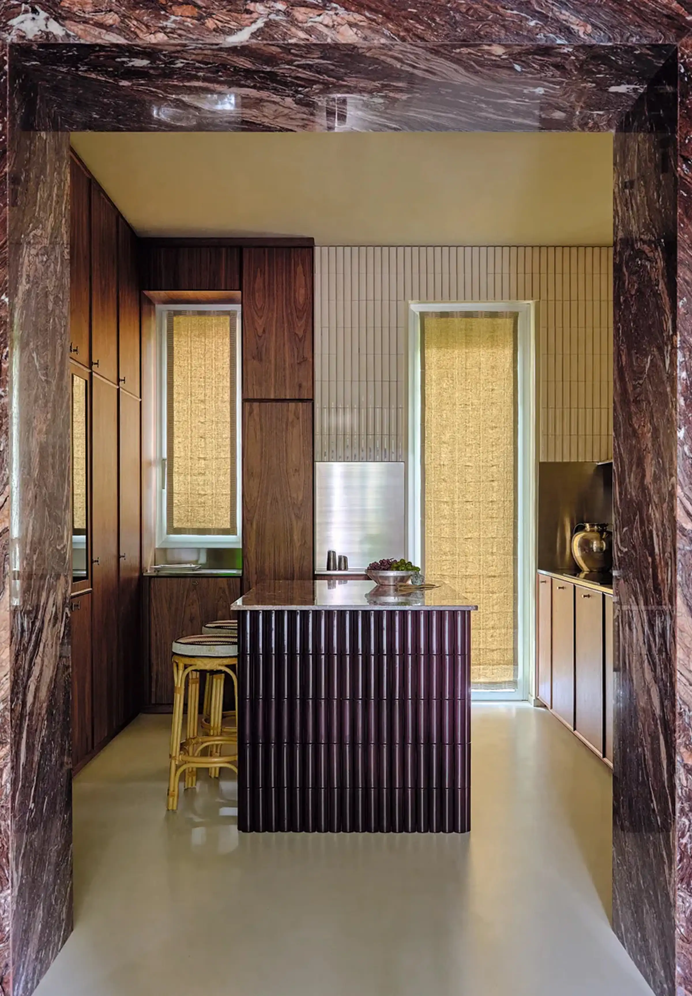 Piano cucina, isola e portale d'ingresso in Cipollino rosso-viola per dimora privata di lusso ai Navigli di Milano - progetto LC Atelier di Lucrezia Calvi, lavorazione Trapattoni Marmi