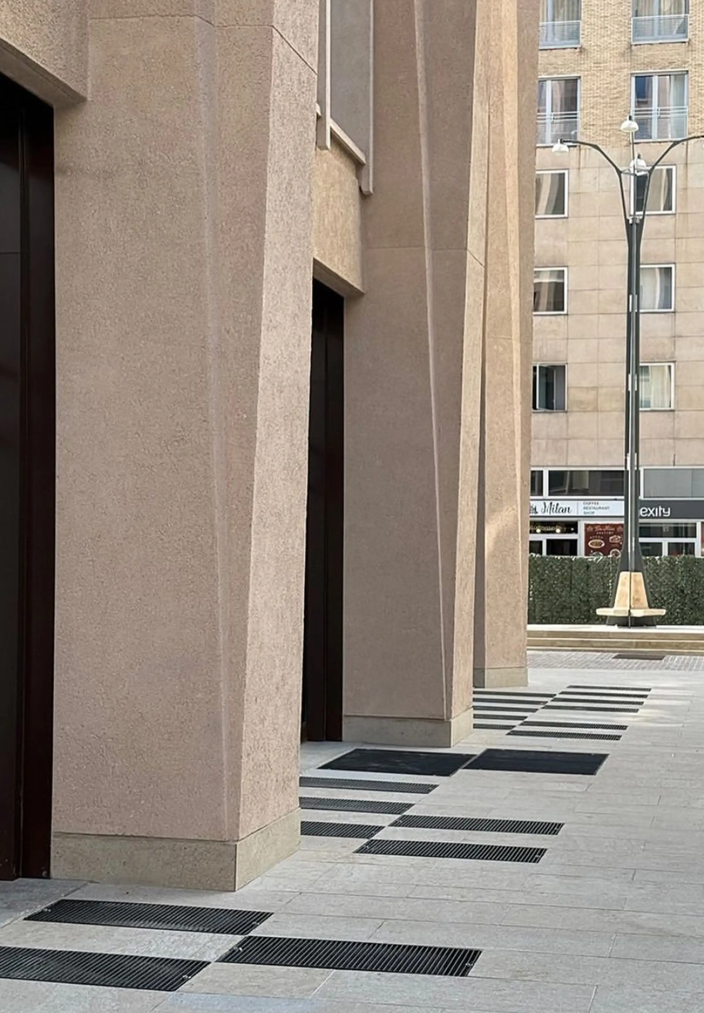 Restauro di Piazza Velasca a Milano con pavimentazione in Trachite Euganea e Pietra di Apricena - rinnovamento aree interne ed esterne di uno dei simboli dell'architettura milanese, Trapattoni Marmi 2024-2025